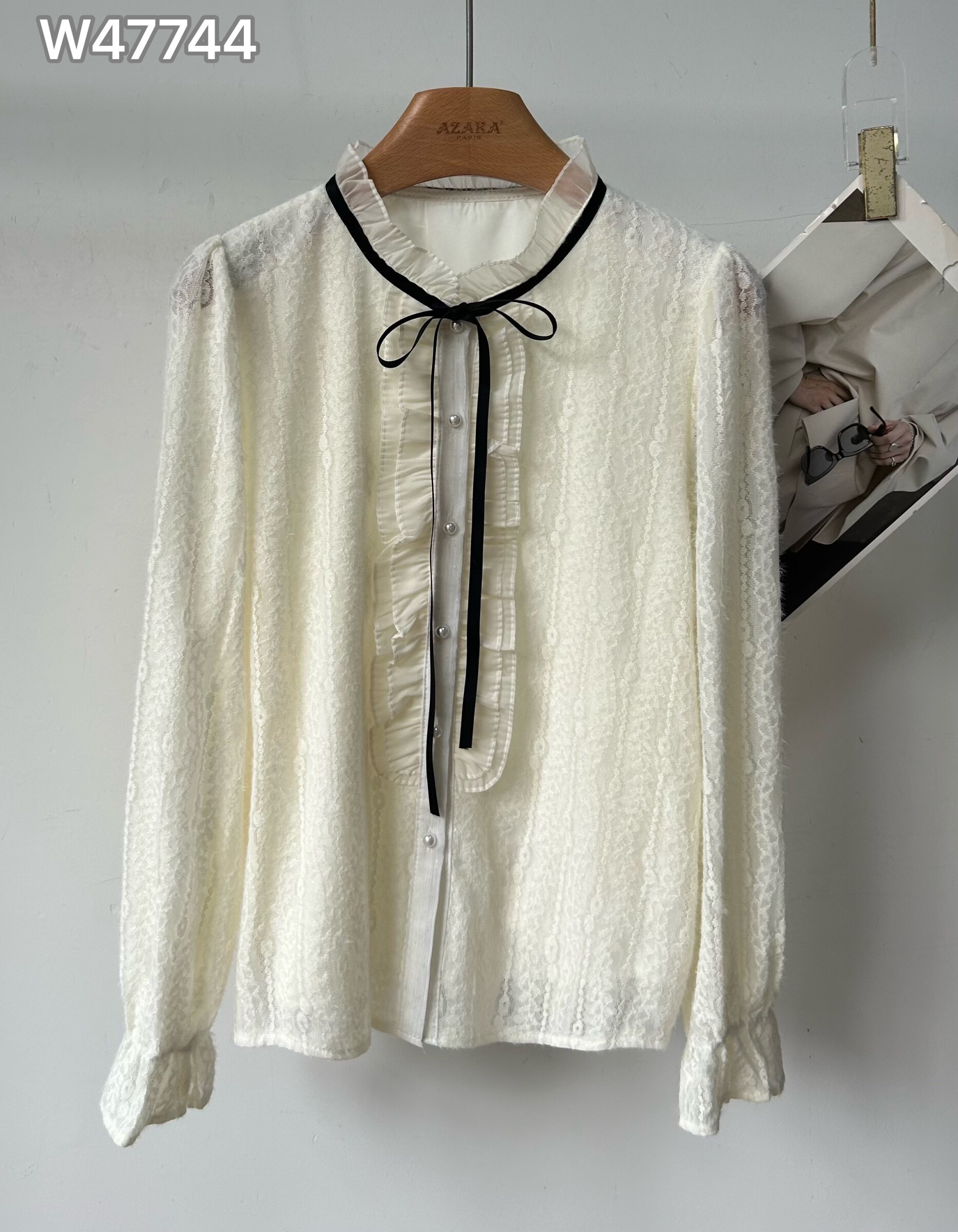 Elegant women's shirt in polyamide and ostrich feather, perfect for spring/summer, made in China.