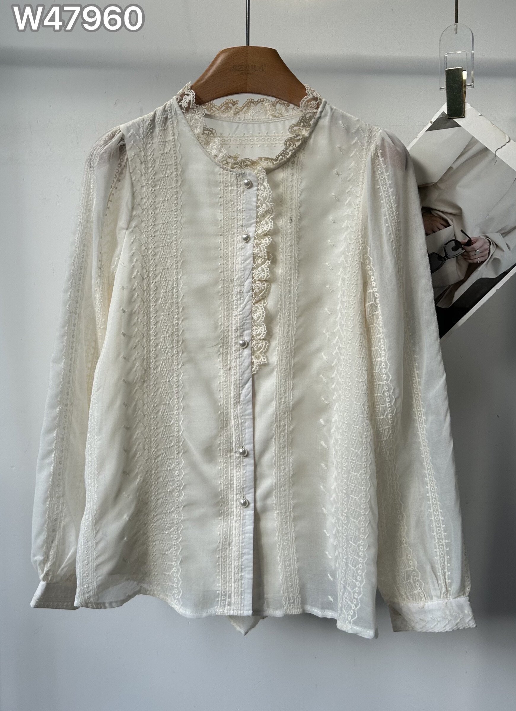 Women's soft cotton shirt, perfect for spring/summer, made in China. Ideal for a fresh and elegant look.