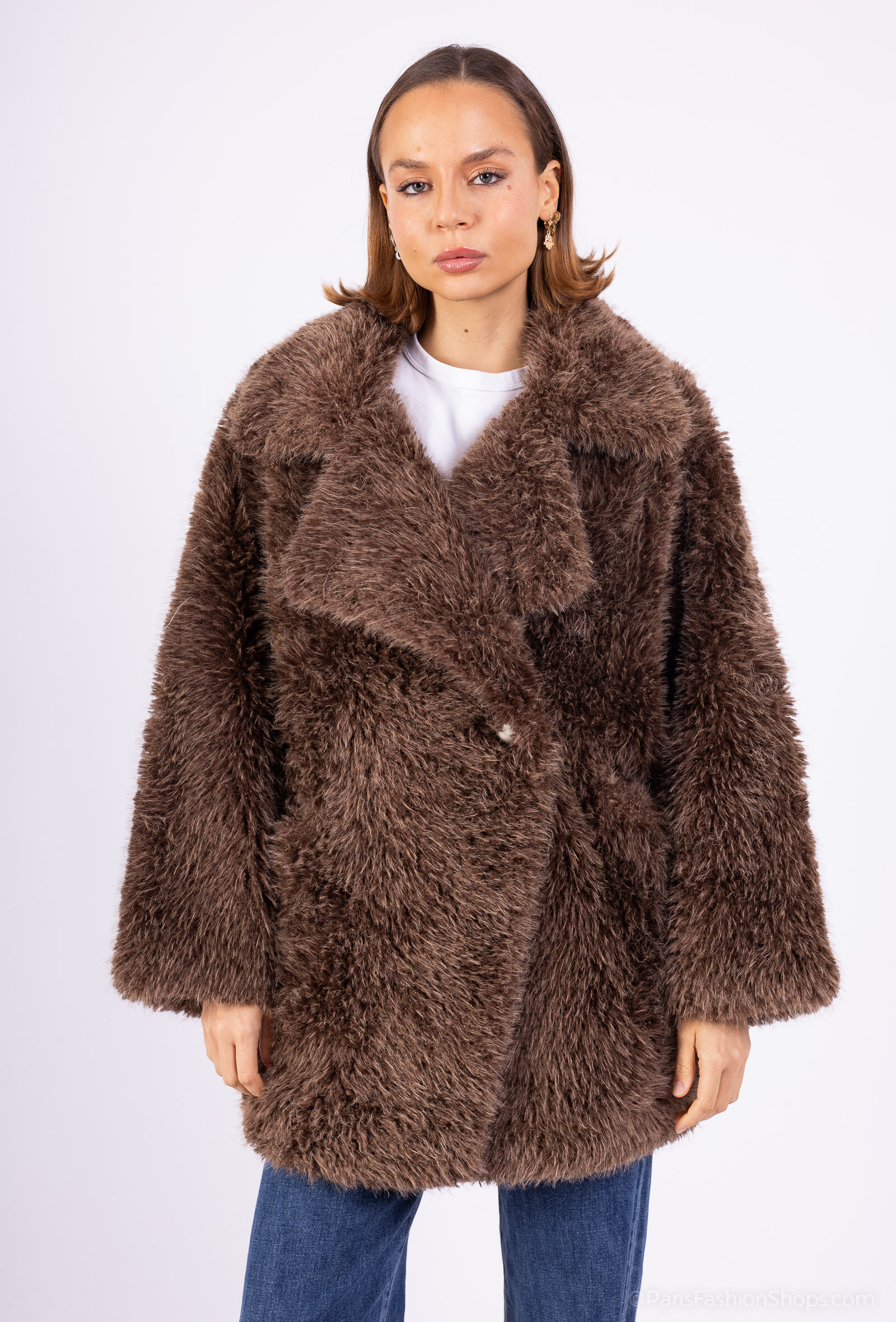 Manteau élégant pour femme, 100% polyester, idéal pour l'automne/hiver. Fabriqué en Chine, parfait pour rester au chaud avec style.