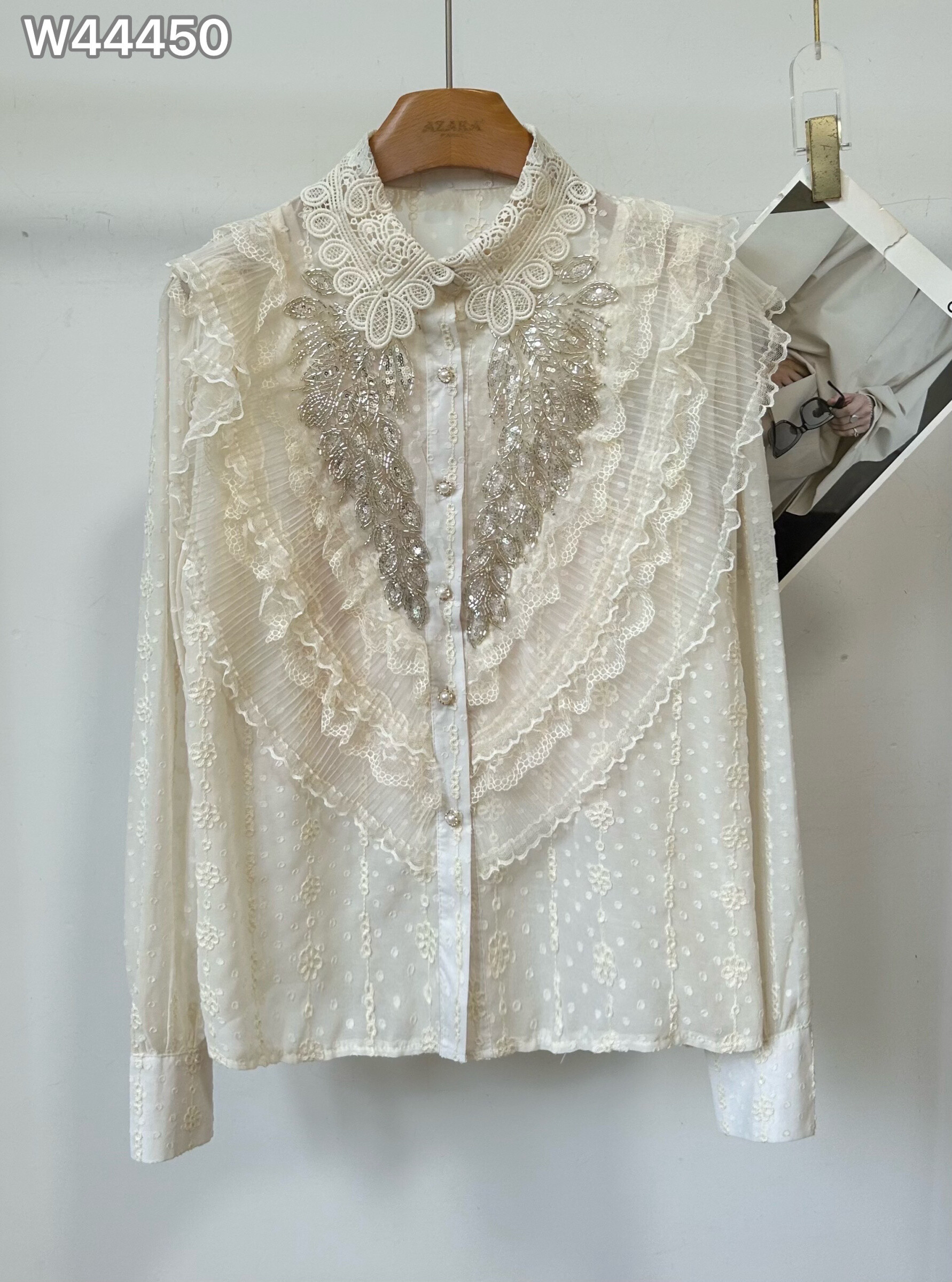 Chemise légère femme en polyester, idéale pour le printemps/été, fabriquée en Chine. Parfaite pour les beaux jours.