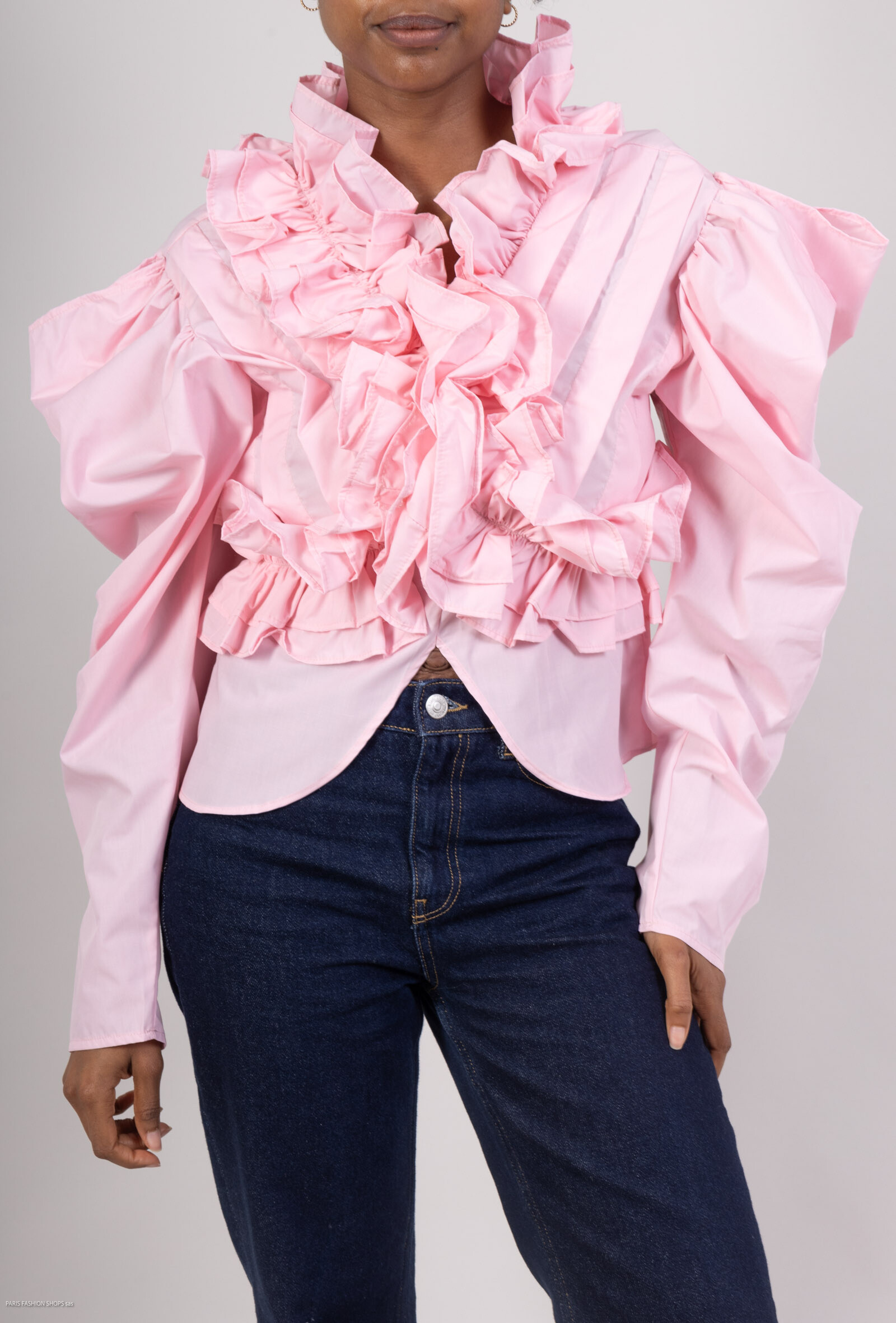 Lightweight women's shirt, polyester-cotton blend, ideal for spring/summer, made in China. Comfort and style guaranteed.
