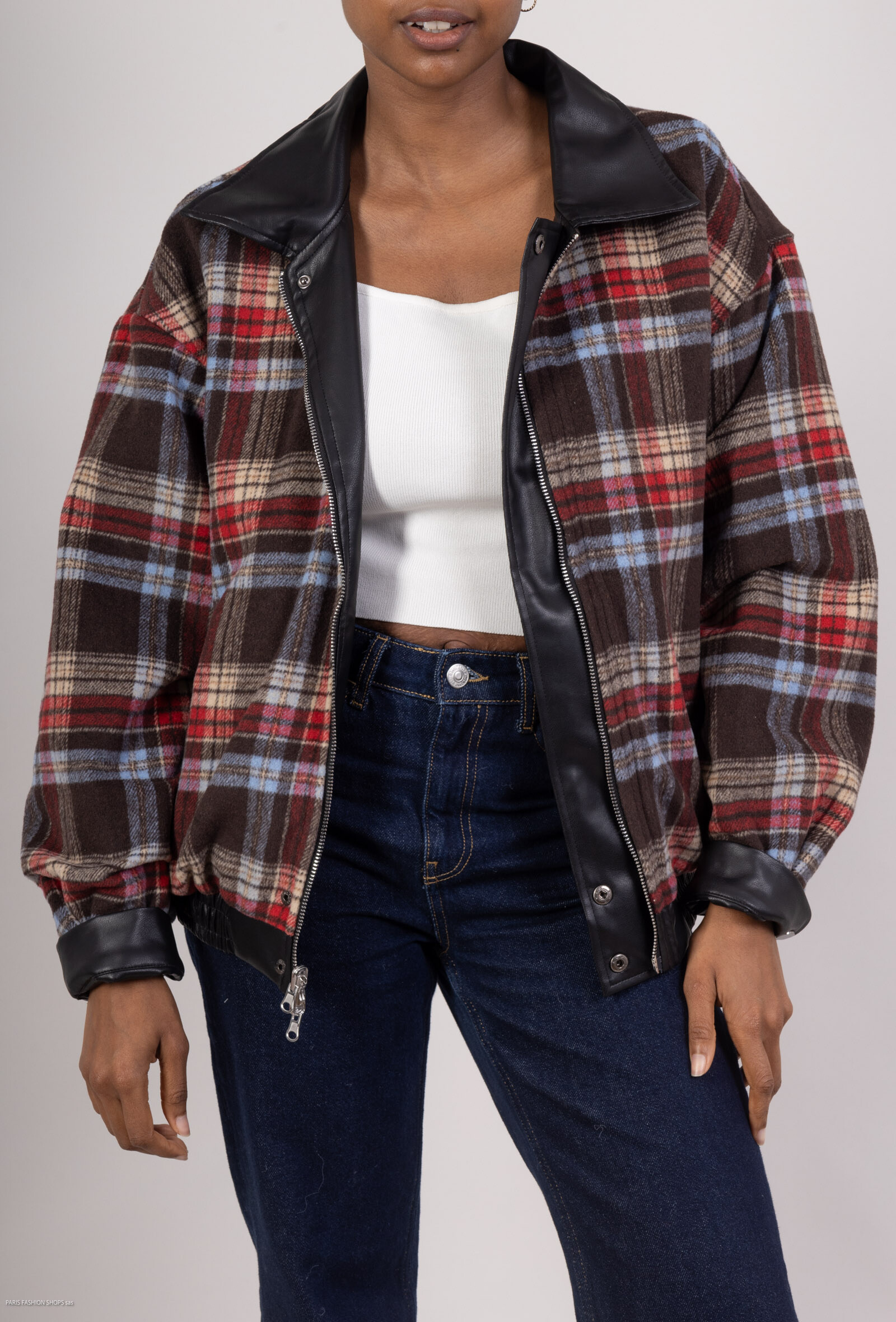 Lightweight cotton blend jacket, perfect for spring/summer 2025, designed for the modern woman. Perfect for cool evenings.