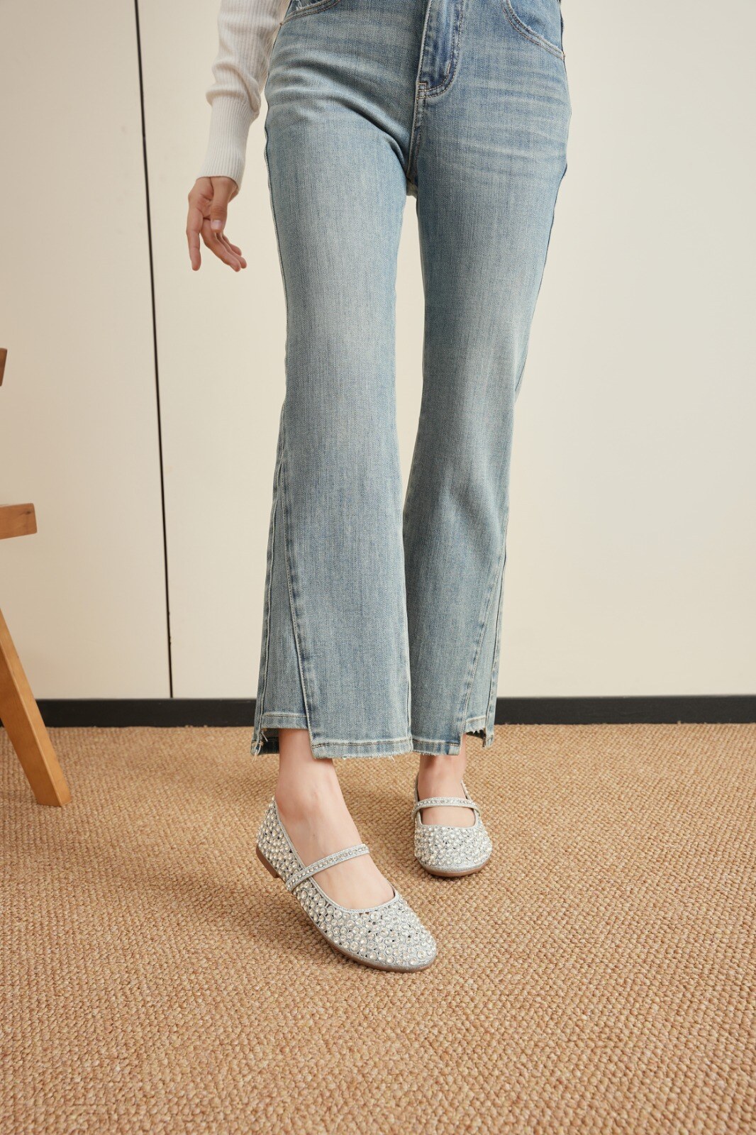 Grossiste BEAVITA SHOES - Ballerines tendance à bout rond, avec bride élastique ornée de strass, semelle intérieure en cuir véritable et tige incrustée de strass.