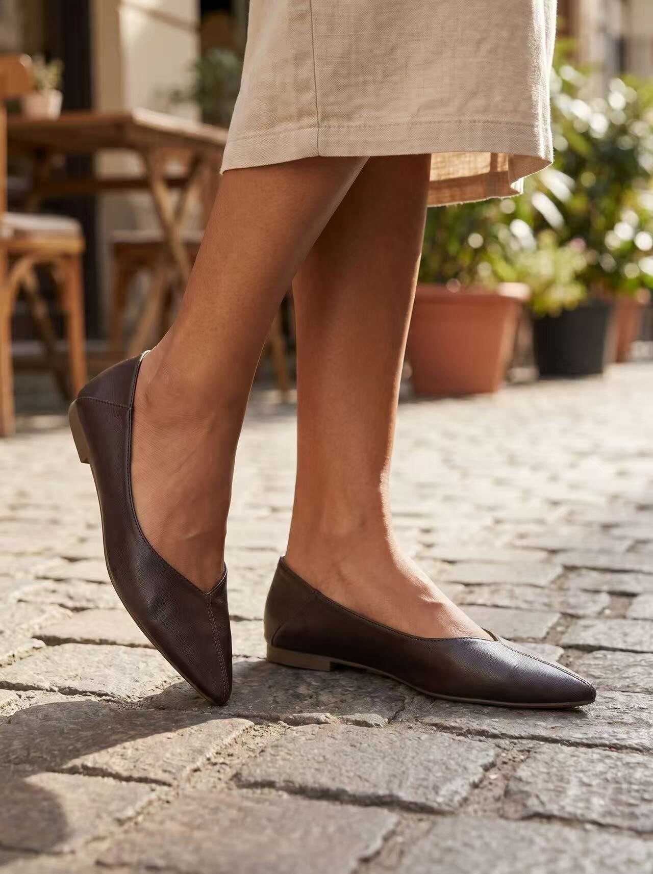 Wholesaler BEAVITA SHOES - Pointed toe ballet flats in soft leather with an essential and refined design. Light and versatile, perfect for wearing all day long.
