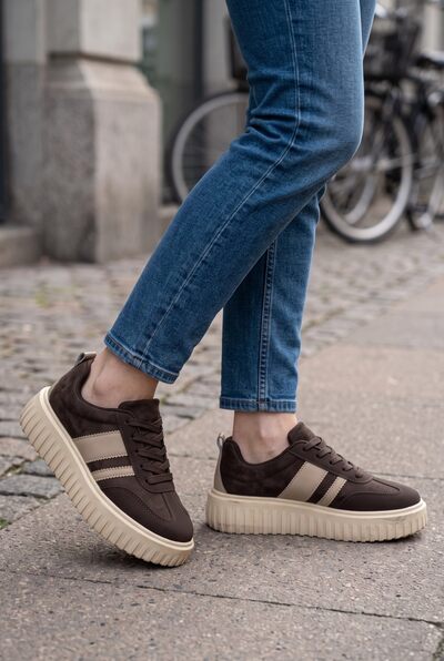 Großhändler BEAVITA SHOES - Braune Sneakers mit geriffelter Plateausohle und Seitenstreifen. Großhändler BEAVITA SHOES - Braune Sneakers mit geriffelter Plateausohle und Seitenstreifen.