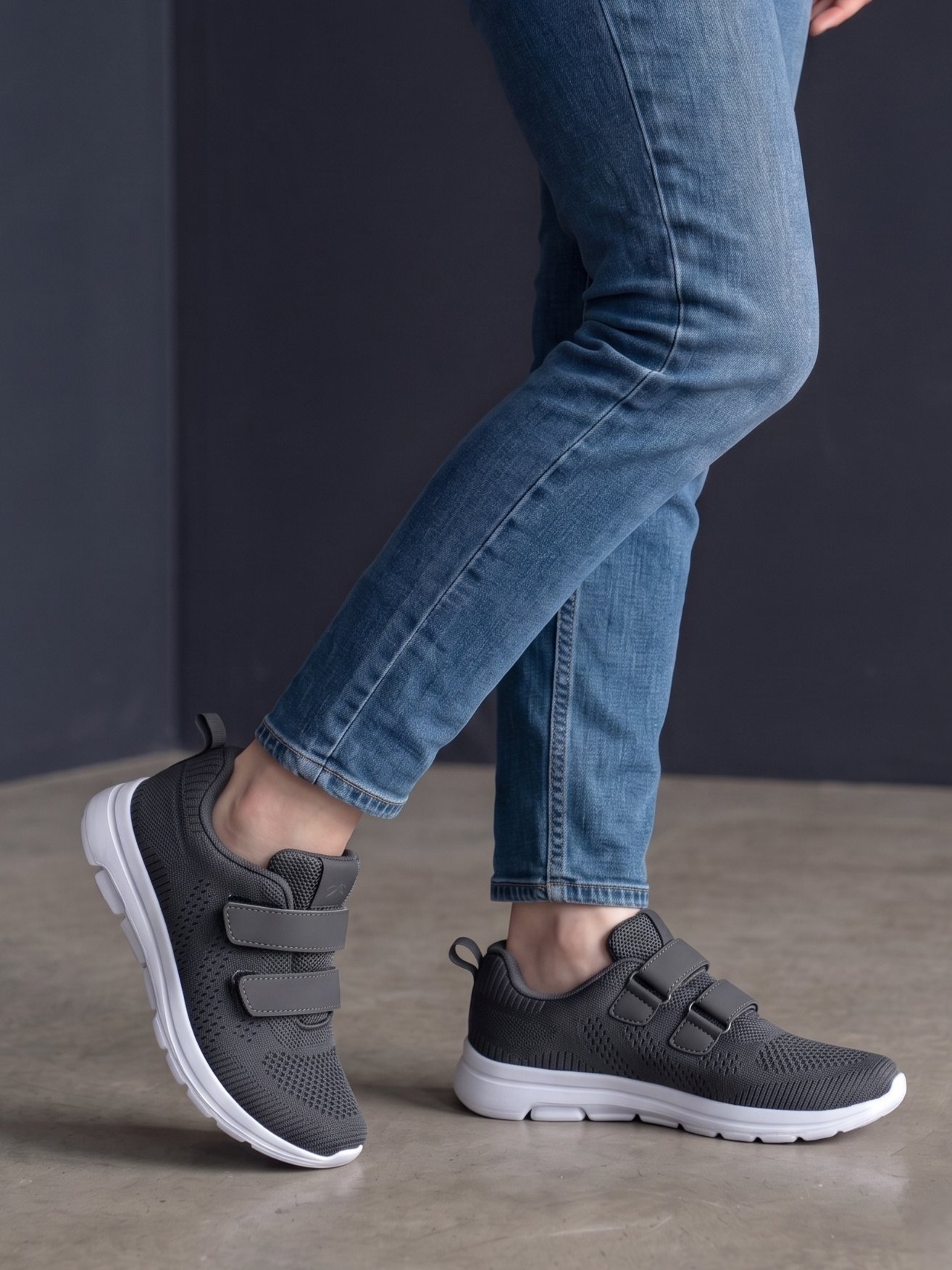 Großhändler BEAVITA SHOES - Damen-Sneaker aus Strick mit Klettverschlüssen. Großhändler BEAVITA SHOES - Damen-Sneaker aus Strick mit Klettverschlüssen.