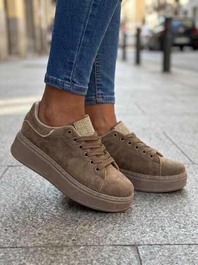 Großhändler BEAVITA SHOES - Wildleder-Sneaker mit Plateausohle und funkelnden Details. Großhändler BEAVITA SHOES - Wildleder-Sneaker mit Plateausohle und funkelnden Details.