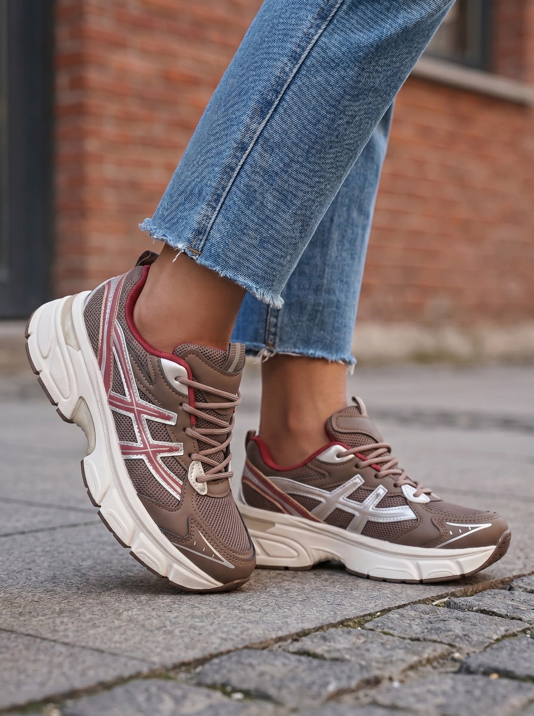 Grossista BEAVITA SHOES - Sneakers sportive con suola spessa.
