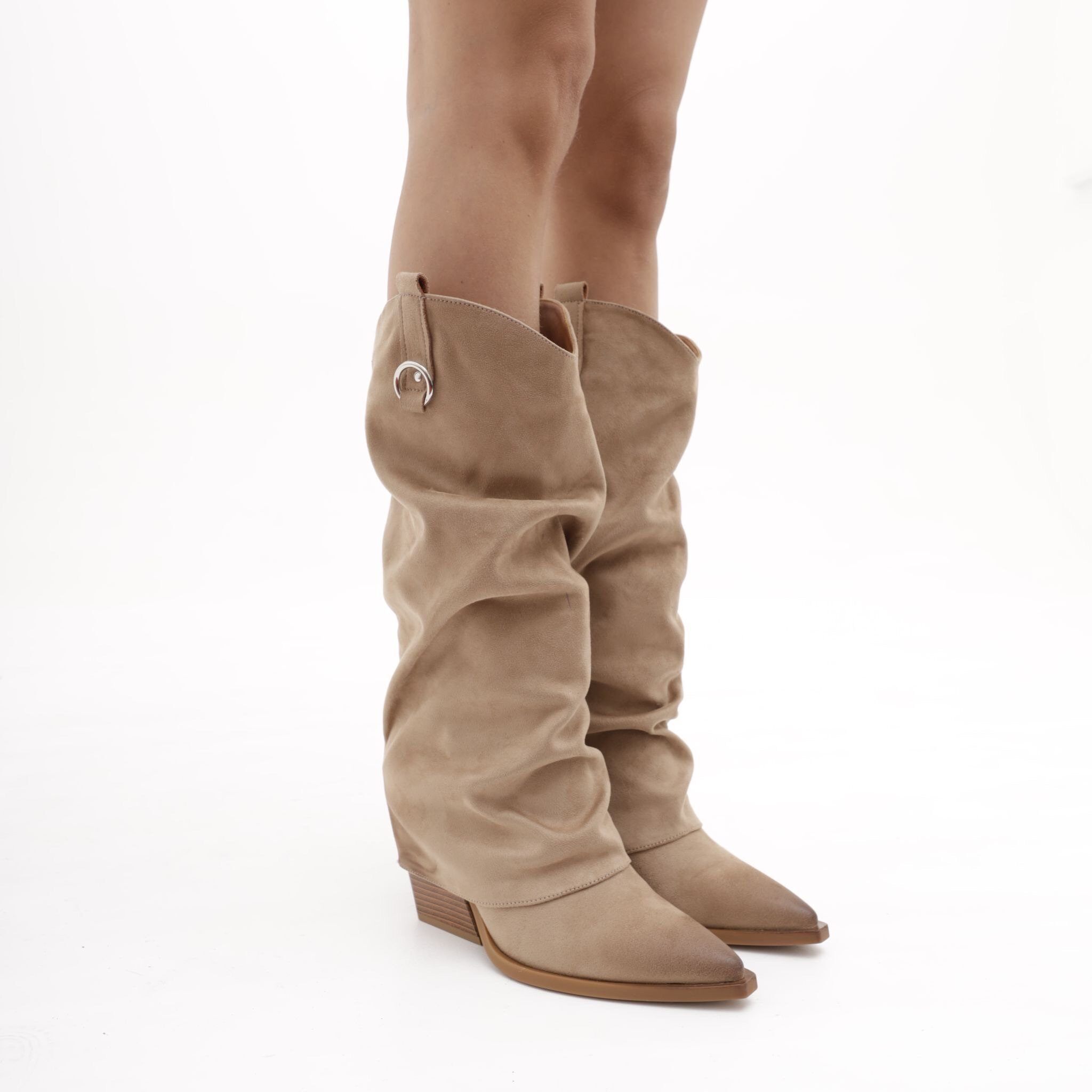 Wholesaler BEAVITA SHOES - Suede cowboy boots. Soft design with silver side buckle detail and western heel. Perfect for a bohemian chic look.