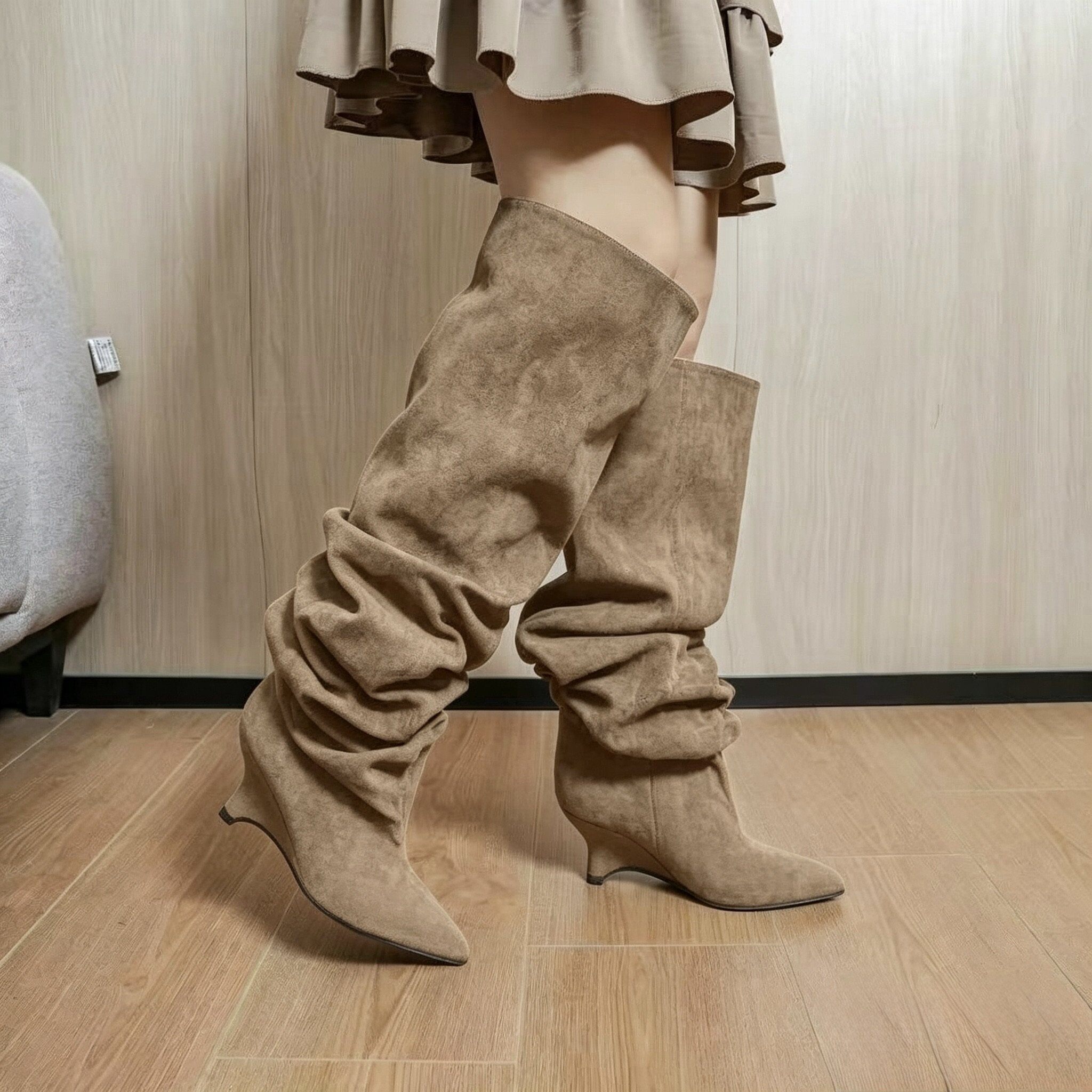 Wholesaler BEAVITA SHOES - Slouch boots in faux suede, with a pointed toe and sculptural wedge heel. A chic and comfortable style.