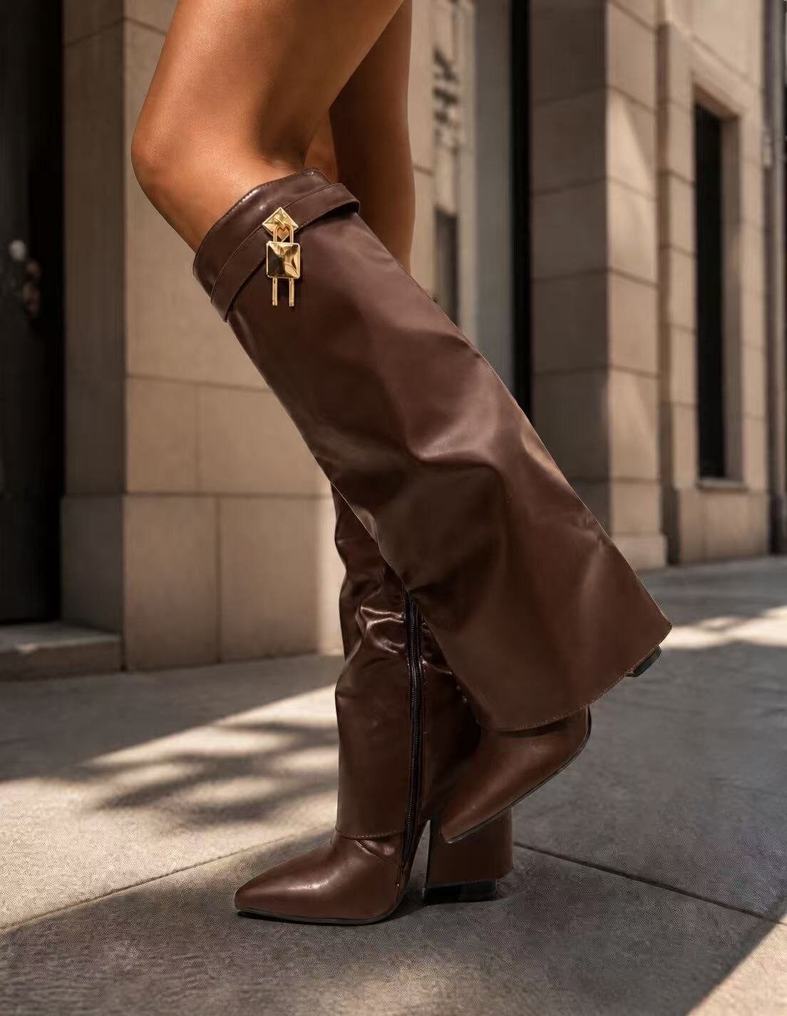 Wholesaler BEAVITA SHOES - Elegant gaiter boots with block heel and sharp toe, embellished with an iconic golden padlock.