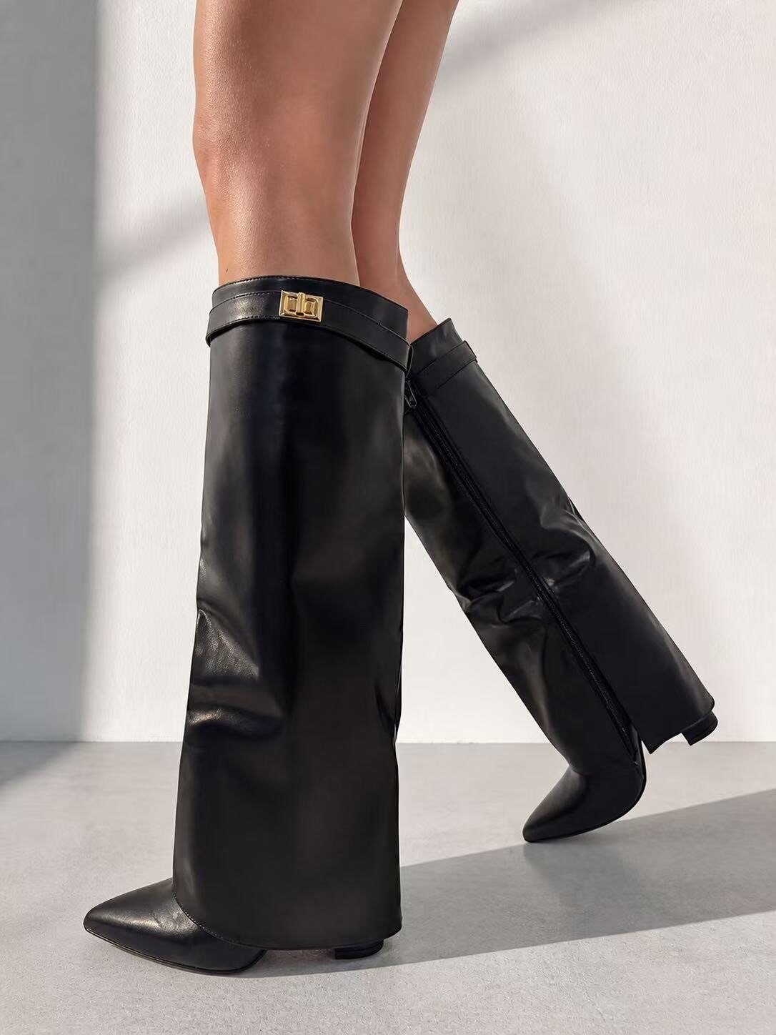 Wholesaler BEAVITA SHOES - Gaiter boots with a sharp toe and block heel, adorned with an elegant rotating gold buckle.
