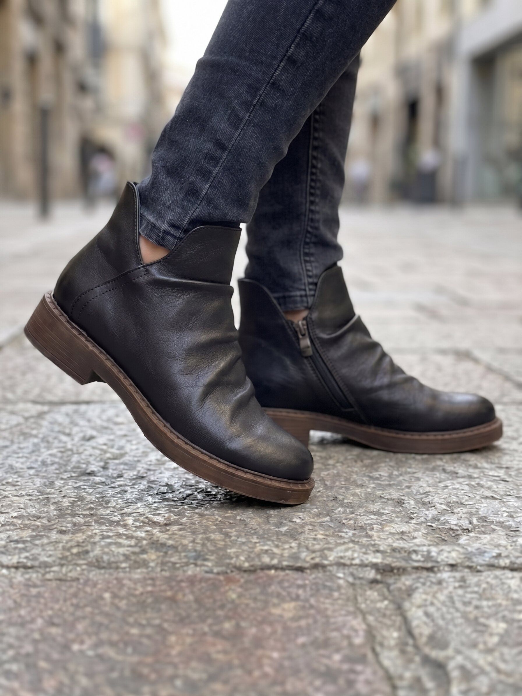 Grossista BEAVITA SHOES - Stivaletti bassi in pelle effetto arricciato con cerniera.