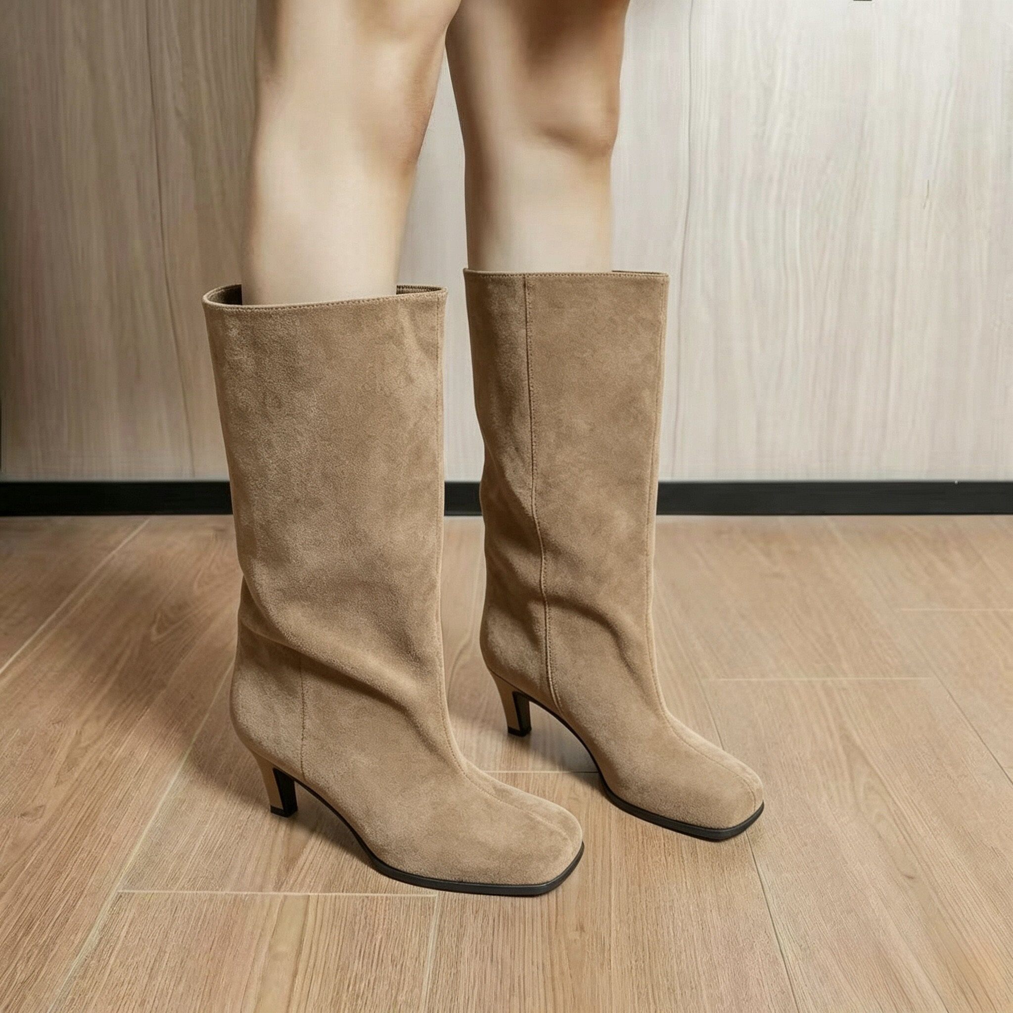 Wholesaler BEAVITA SHOES - Elegant suede boots, featuring a slouchy design and a vintage square toe, with a stiletto heel for a sophisticated look.