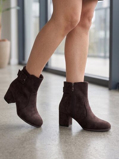 Großhändler BEAVITA SHOES - Stiefeletten aus Wildleder mit breitem Absatz und Schnalle. Großhändler BEAVITA SHOES - Stiefeletten aus Wildleder mit breitem Absatz und Schnalle.