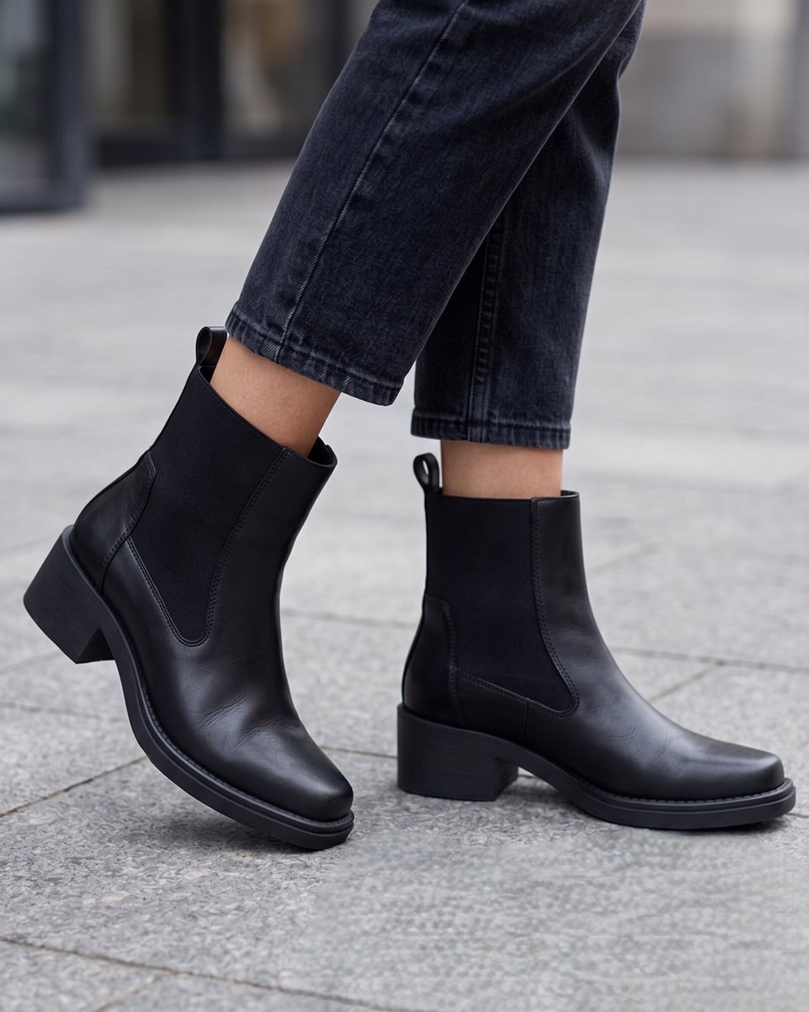 Wholesaler BEAVITA SHOES - Black leather Chelsea boots with a chunky heel and elastic inserts. A versatile model with a sleek and minimalist style.