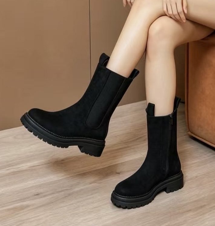 Großhändler BEAVITA SHOES - Chelsea-Stiefeletten aus Wildleder mit Profilsohle. Großhändler BEAVITA SHOES - Chelsea-Stiefeletten aus Wildleder mit Profilsohle.