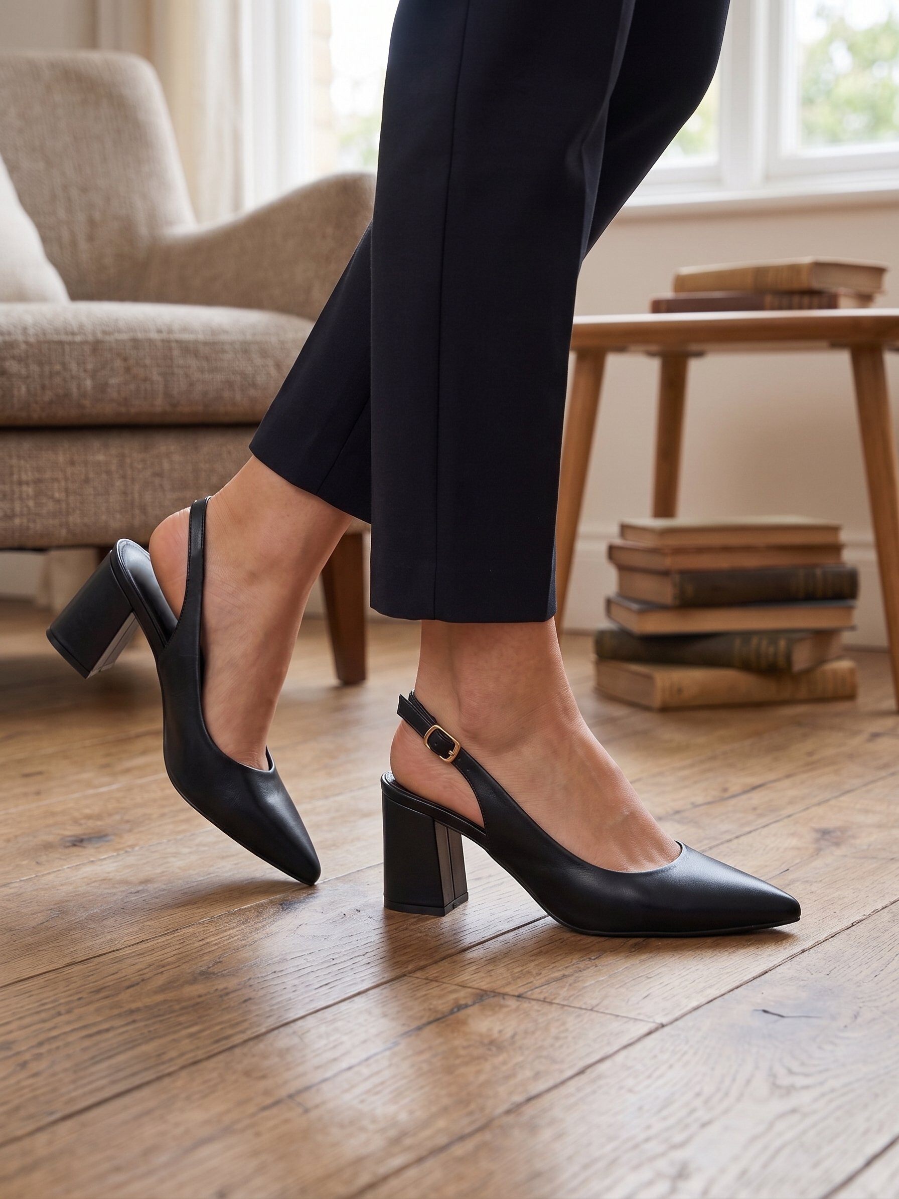 Wholesaler BEAVITA SHOES - Pointed toe slingback pumps in soft leather with a comfortable wide heel and adjustable strap. Versatile and elegant design.