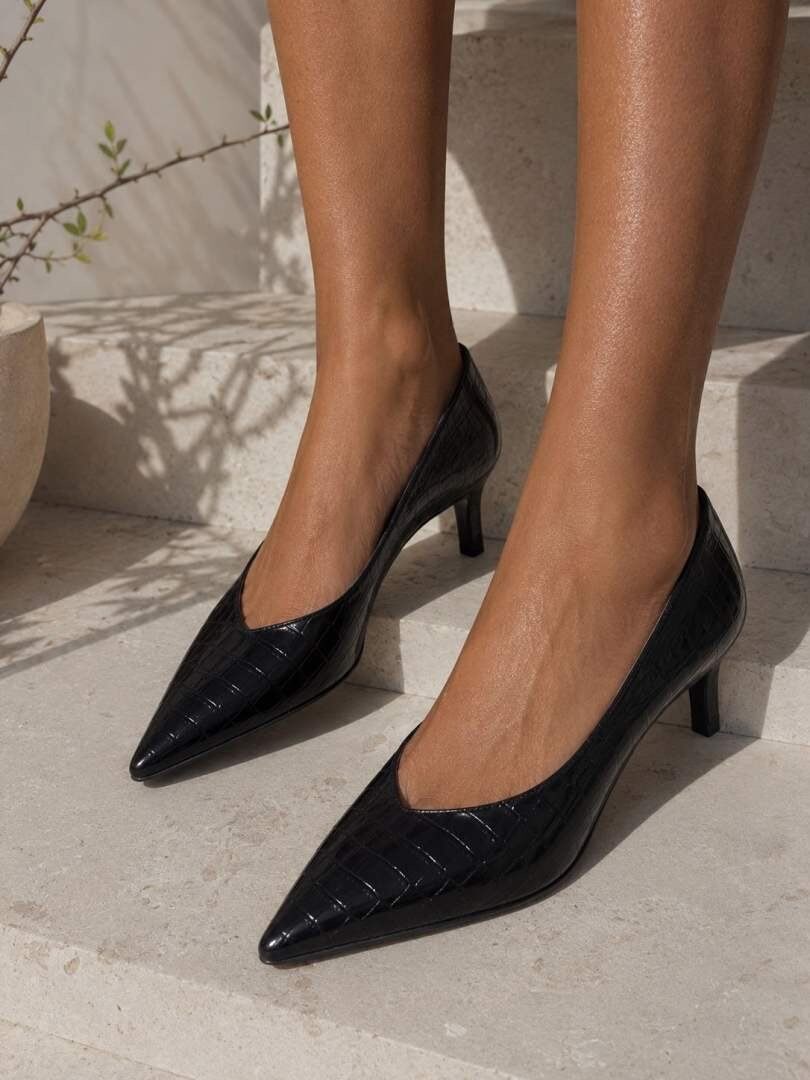 Wholesaler BEAVITA SHOES - Elegant pointed-toe pumps with a low heel in crocodile-effect leather.