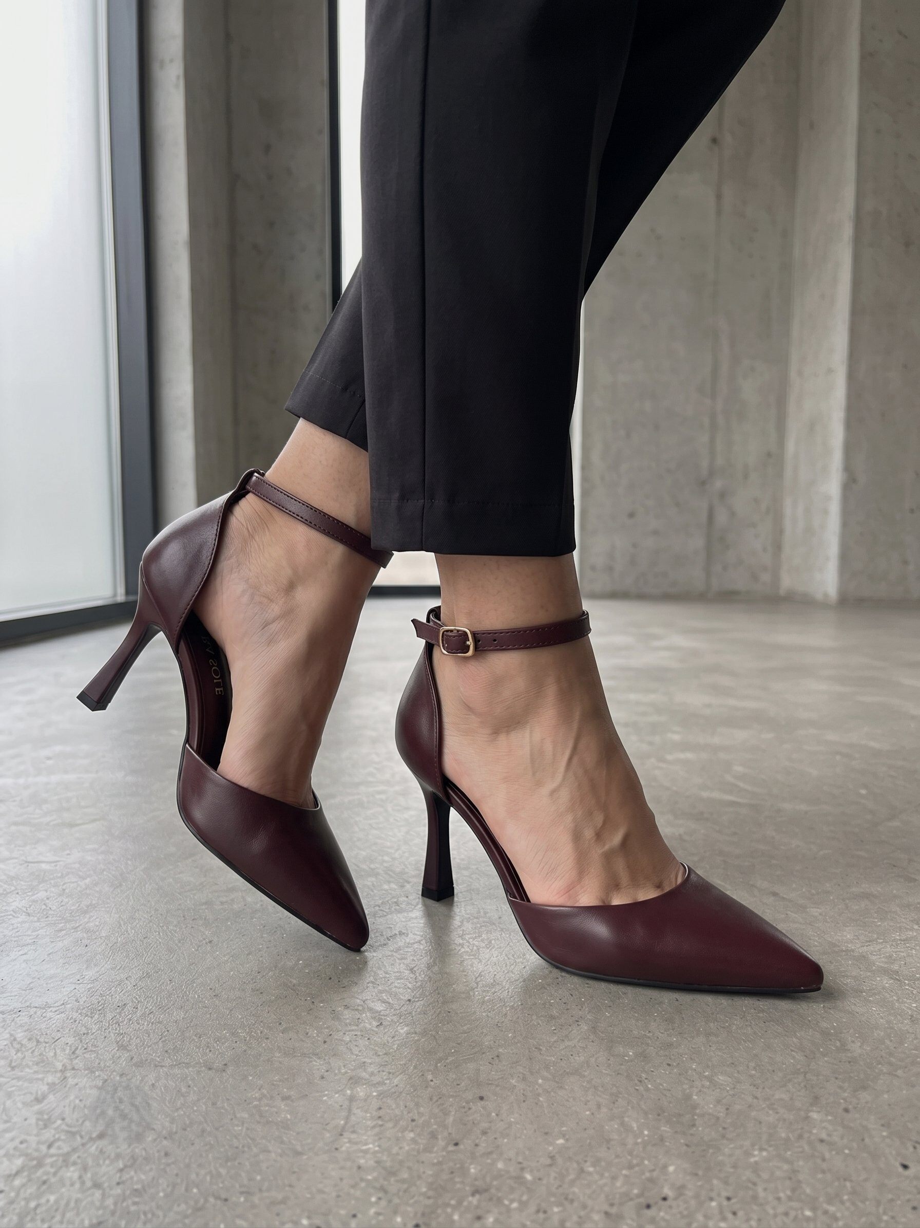 Wholesaler BEAVITA SHOES - Pointed leather pumps with stiletto heel and refined ankle strap.