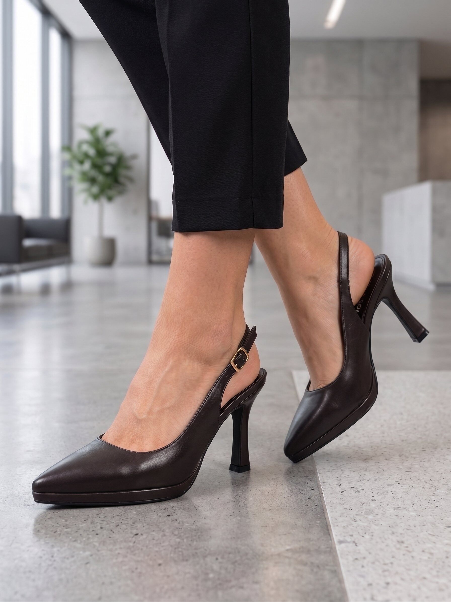 Wholesaler BEAVITA SHOES - Pointed toe slingback pumps in soft leather. Featuring a high heel and a comfortable platform, they are perfect for an elegant office look.