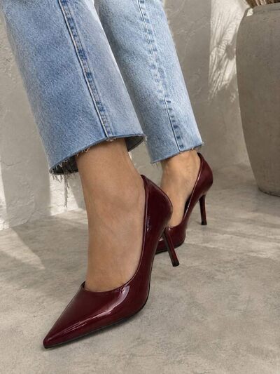 Großhändler BEAVITA SHOES - Lackleder-Pumps mit spitzer Kappe und mittlerem Absatz. Großhändler BEAVITA SHOES - Lackleder-Pumps mit spitzer Kappe und mittlerem Absatz.