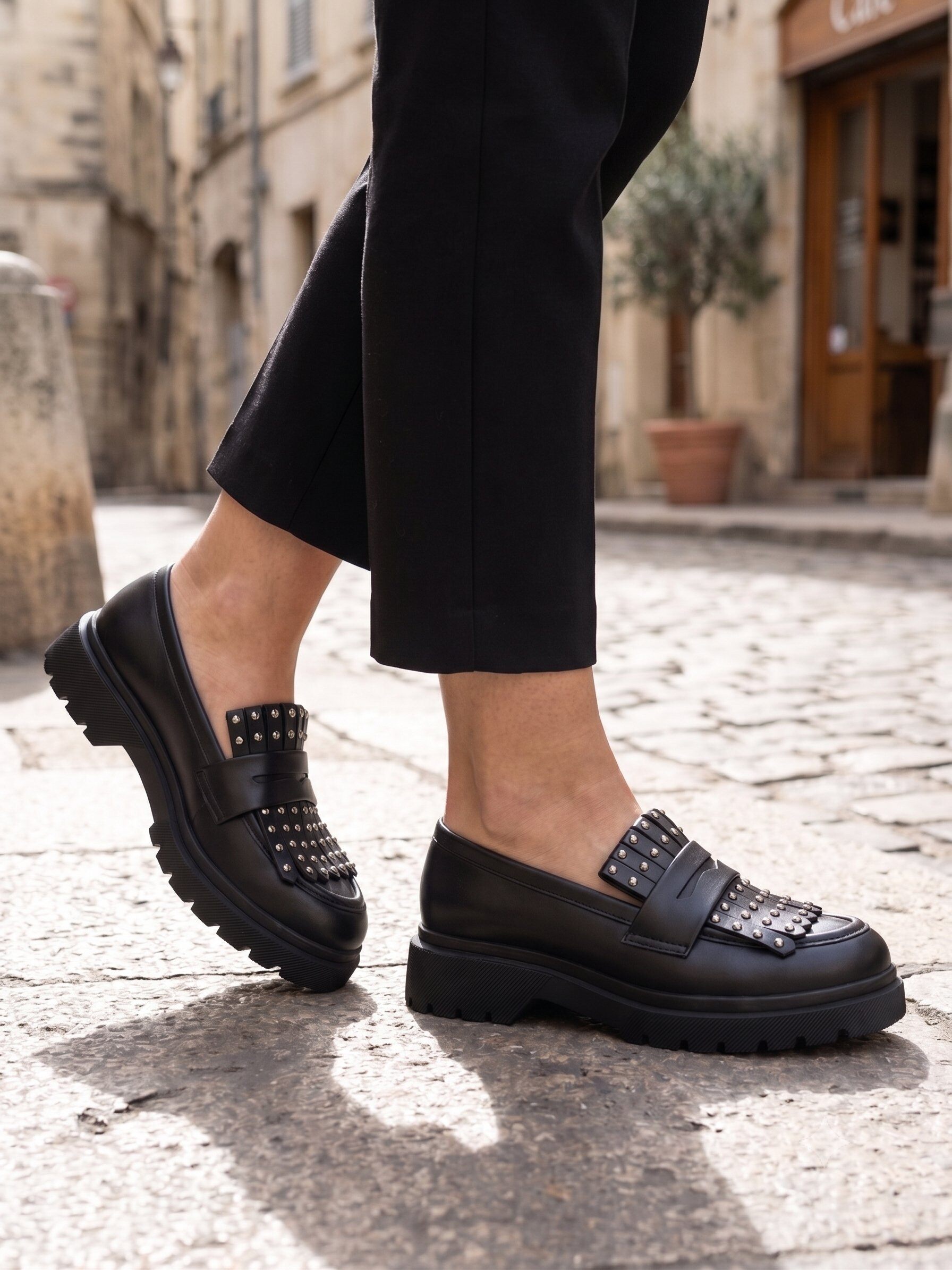 Grossista BEAVITA SHOES - Mocassini platform neri con borchie, frange e sottopiede in vera pelle.