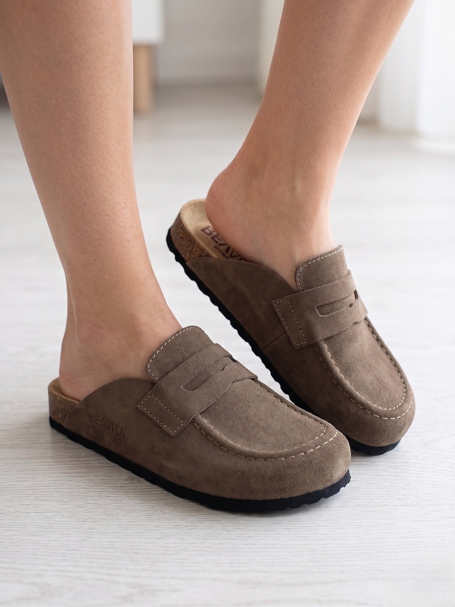 Mayorista BEAVITA SHOES - Zuecos de mujer artesanales de cuero, cómodos y versátiles, con suela de corcho. Ideales para el verano.