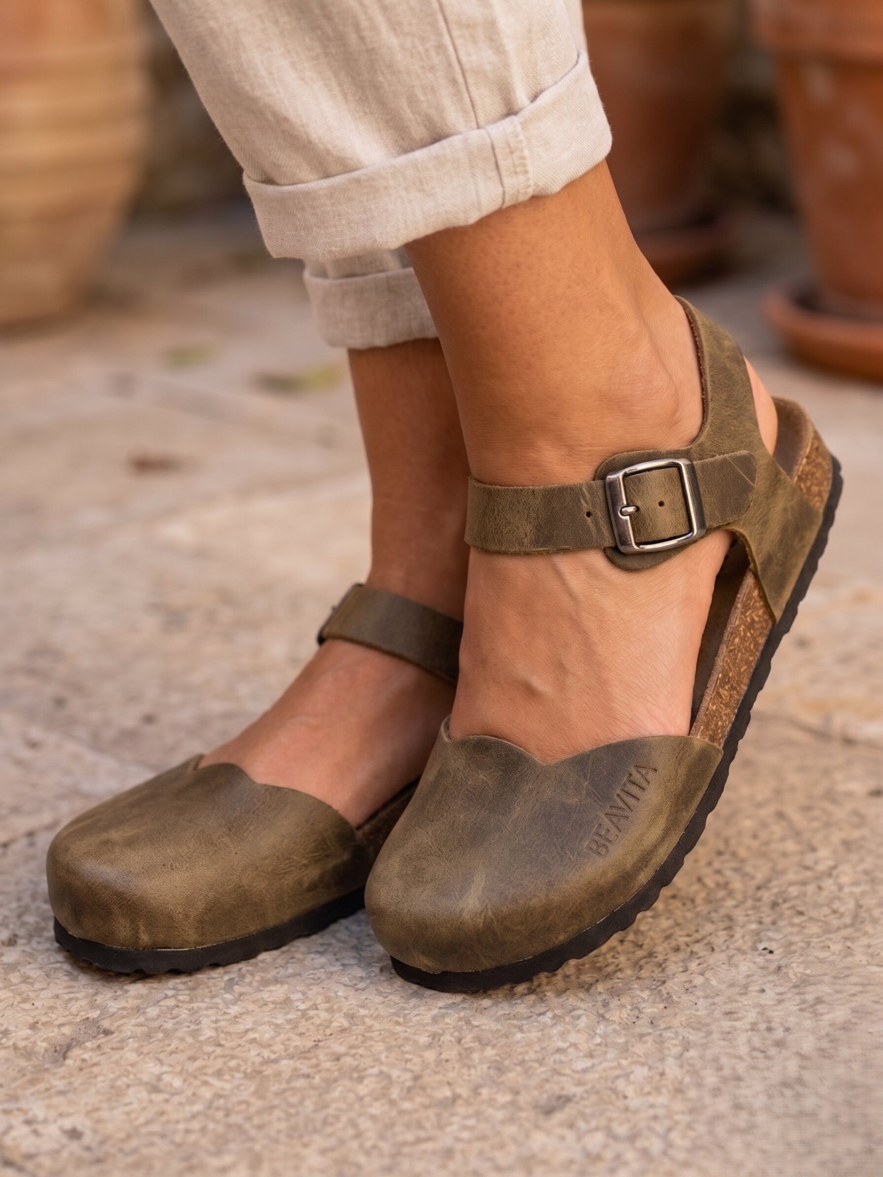 Grossiste BEAVITA SHOES - Sandales en cuir véritable, plates, à bout rond et semi-fermées, avec bride cheville à boucle et semelle en liège.