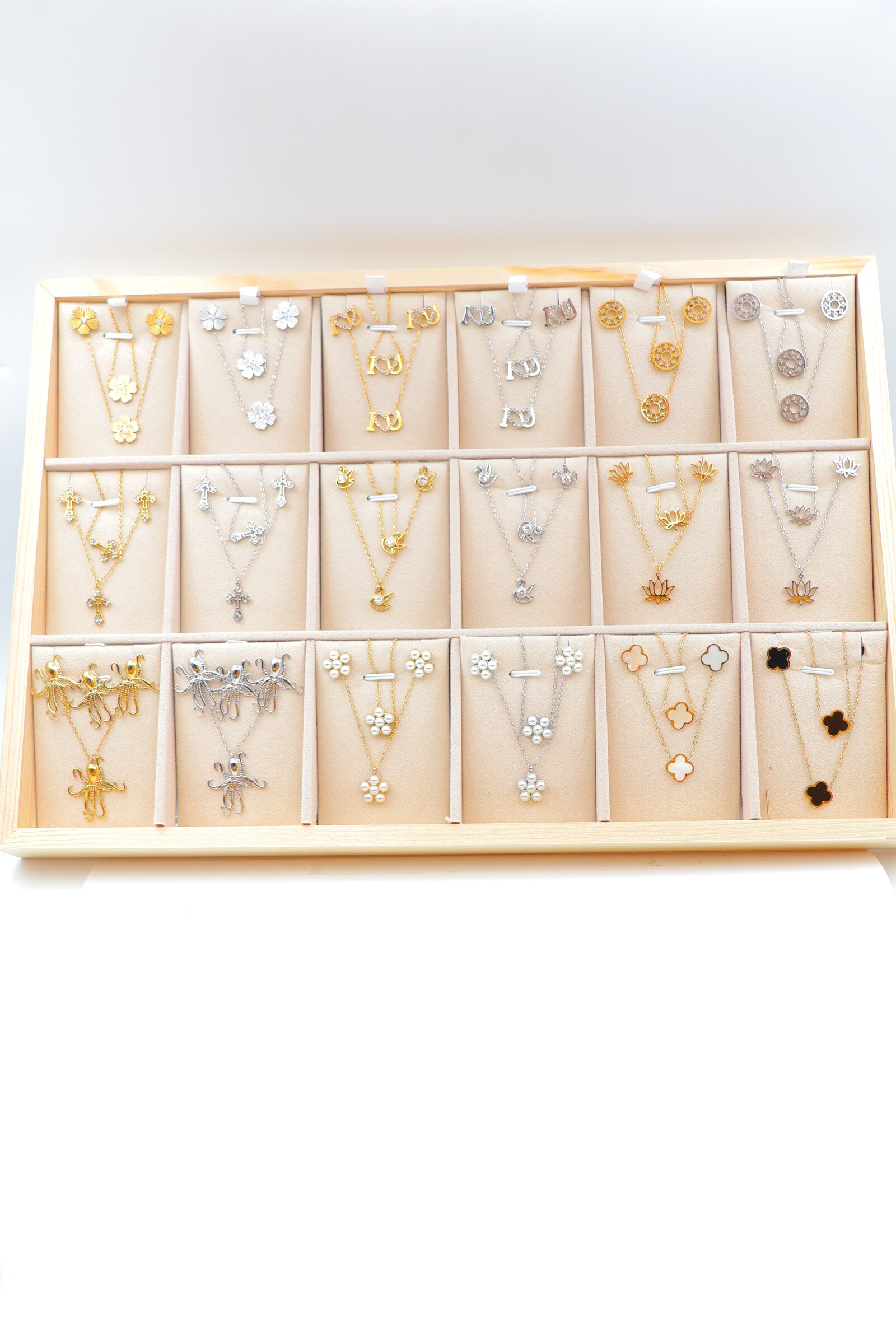 Grossista Beli & Jolie - Mostra con ornamenti di gioielli in acciaio inossidabile