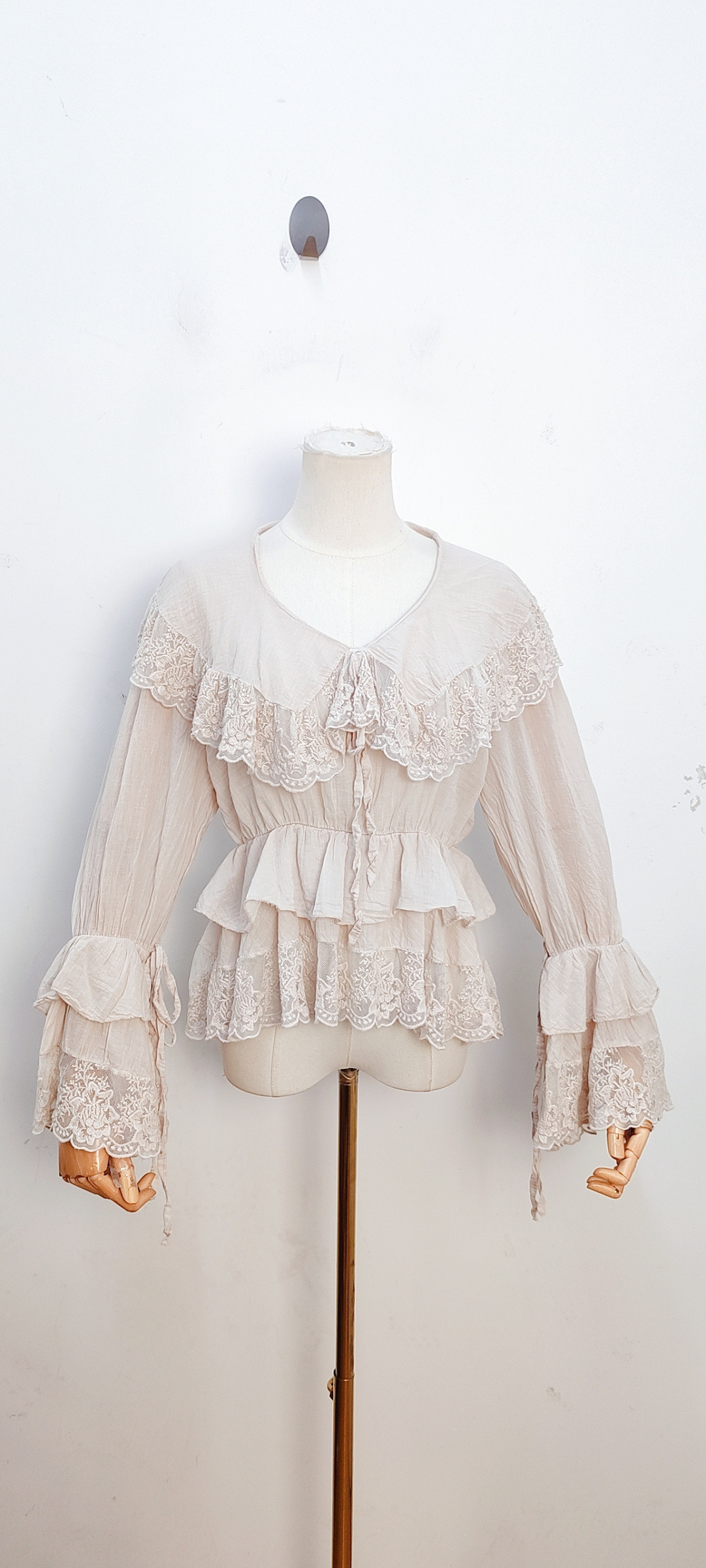 Grossiste Bellavie - Blouse à col claudine en dentelle