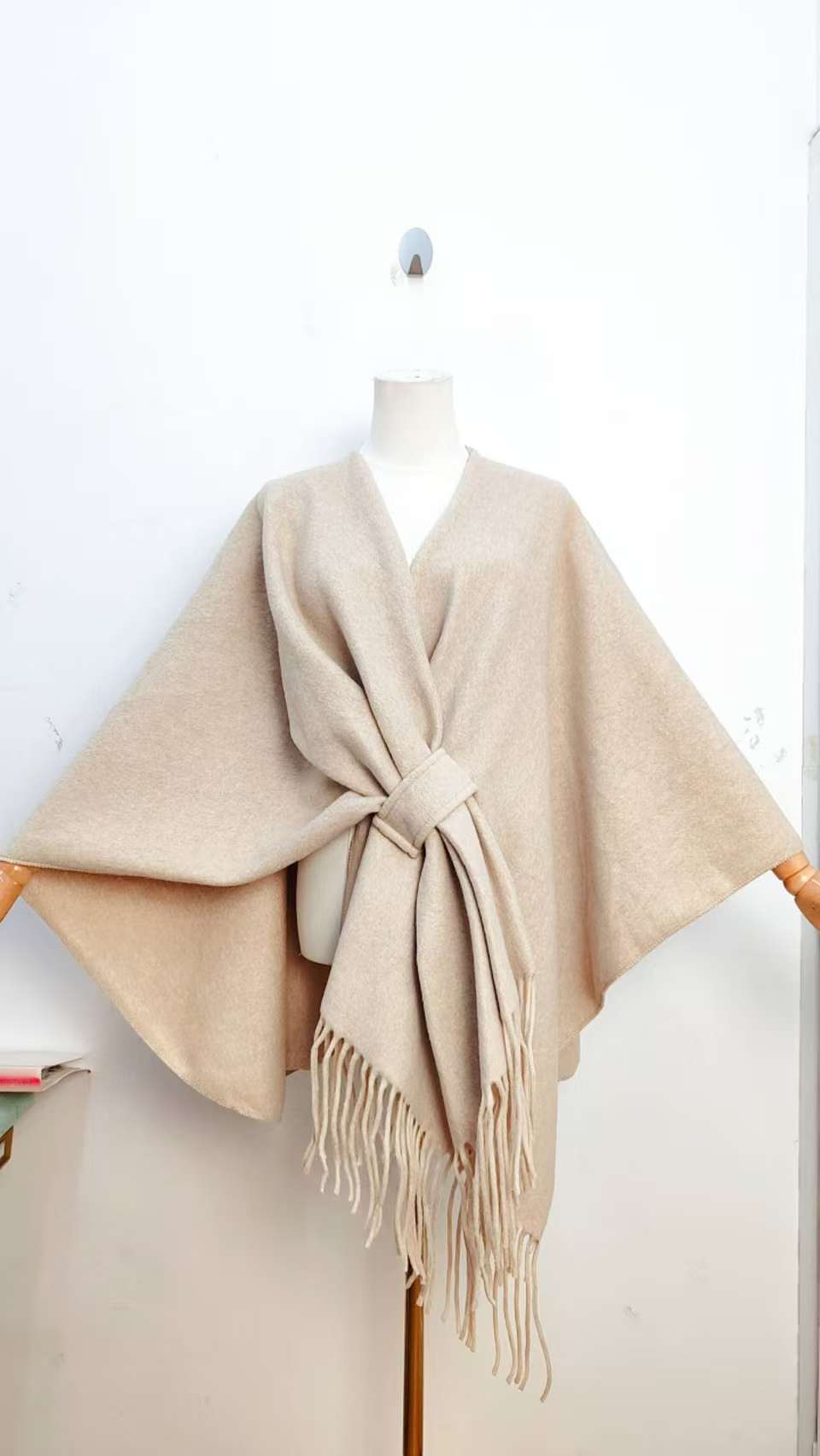 Grossiste Bellavie - poncho uni en laine avec frange Grossiste Bellavie - poncho uni en laine avec frange