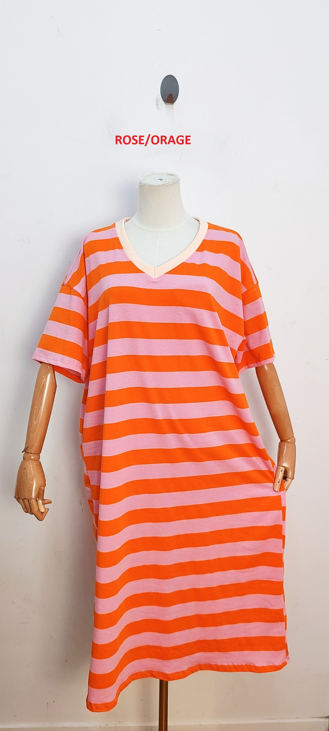 Großhändler Bellavie - GESTREIFTES T-SHIRT-KLEID MIT V-AUSSCHNITT