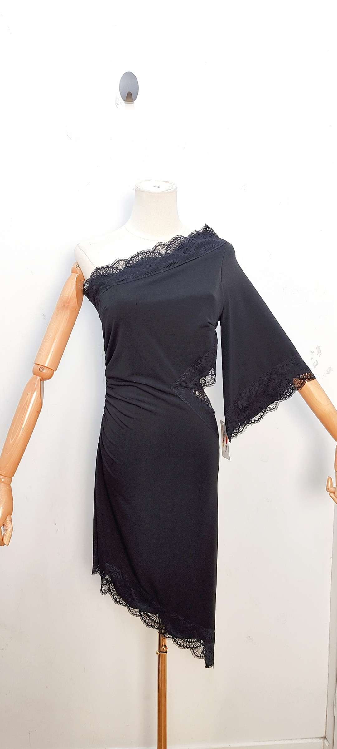 Grossiste Bellavie - ROBE ASYMETRIQUE AVEC DENTELLE