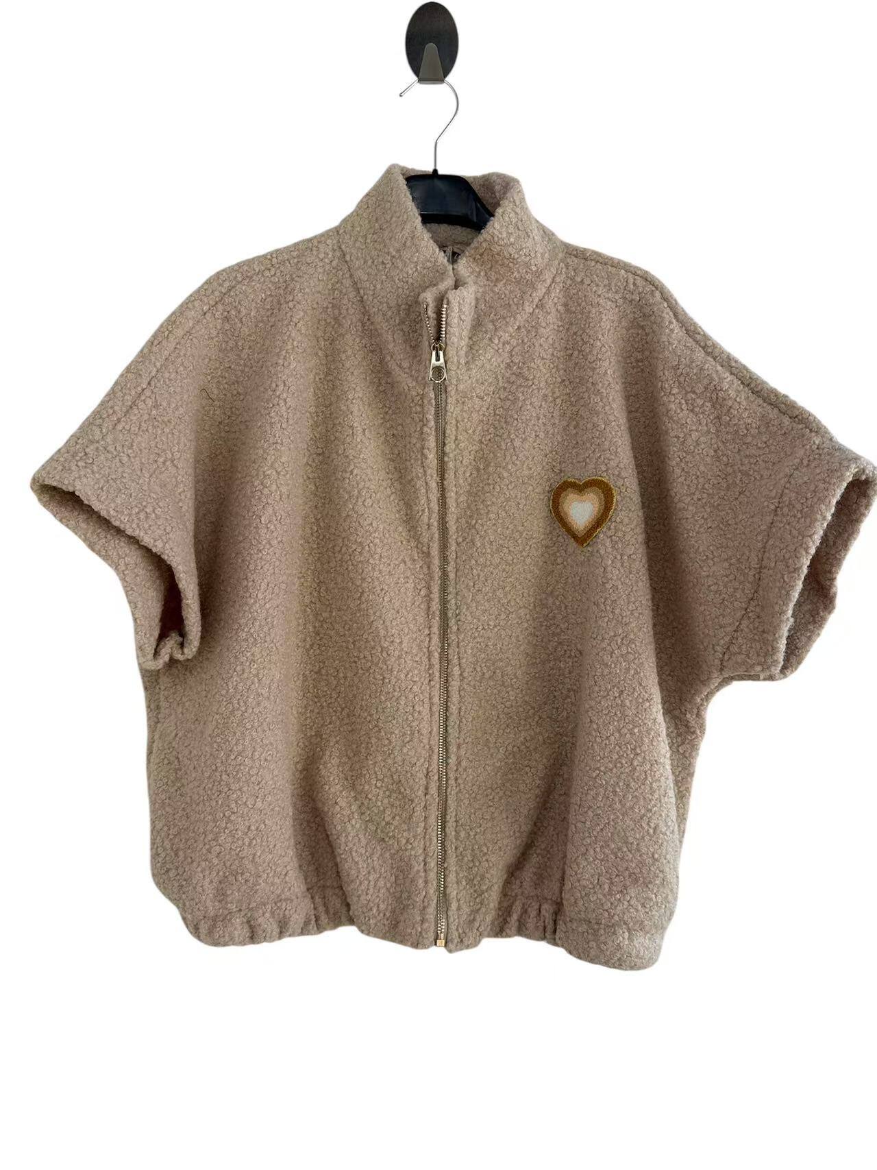 Grossista Bellavie - Giacca in pile peluche a maniche corte con zip e patch a cuore