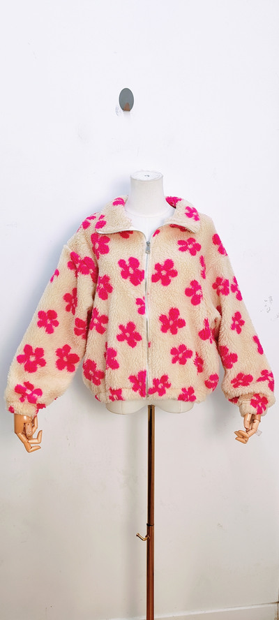 Grossiste Bellavie - VESTE POLAIRE EN FLEURS ZIPPEE Grossiste Bellavie - VESTE POLAIRE EN FLEURS ZIPPEE