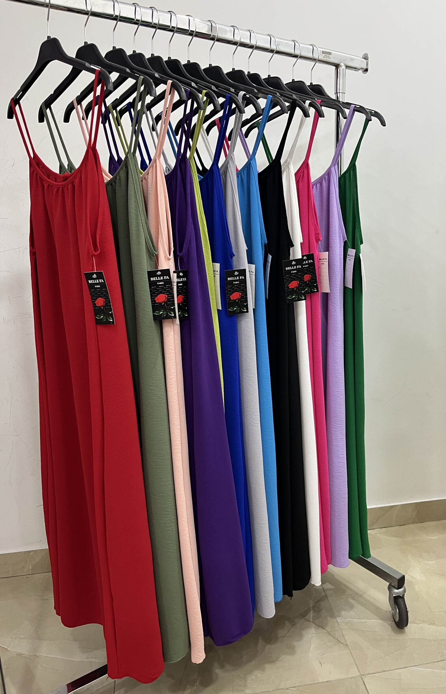 Großhändler Belle Fa - Elegantes langes Kleid mit Trägern. 910