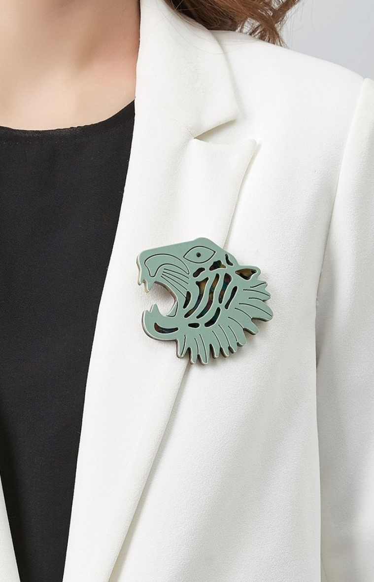 Grossiste BELLE MISS - Broche tete de tigre en acetate