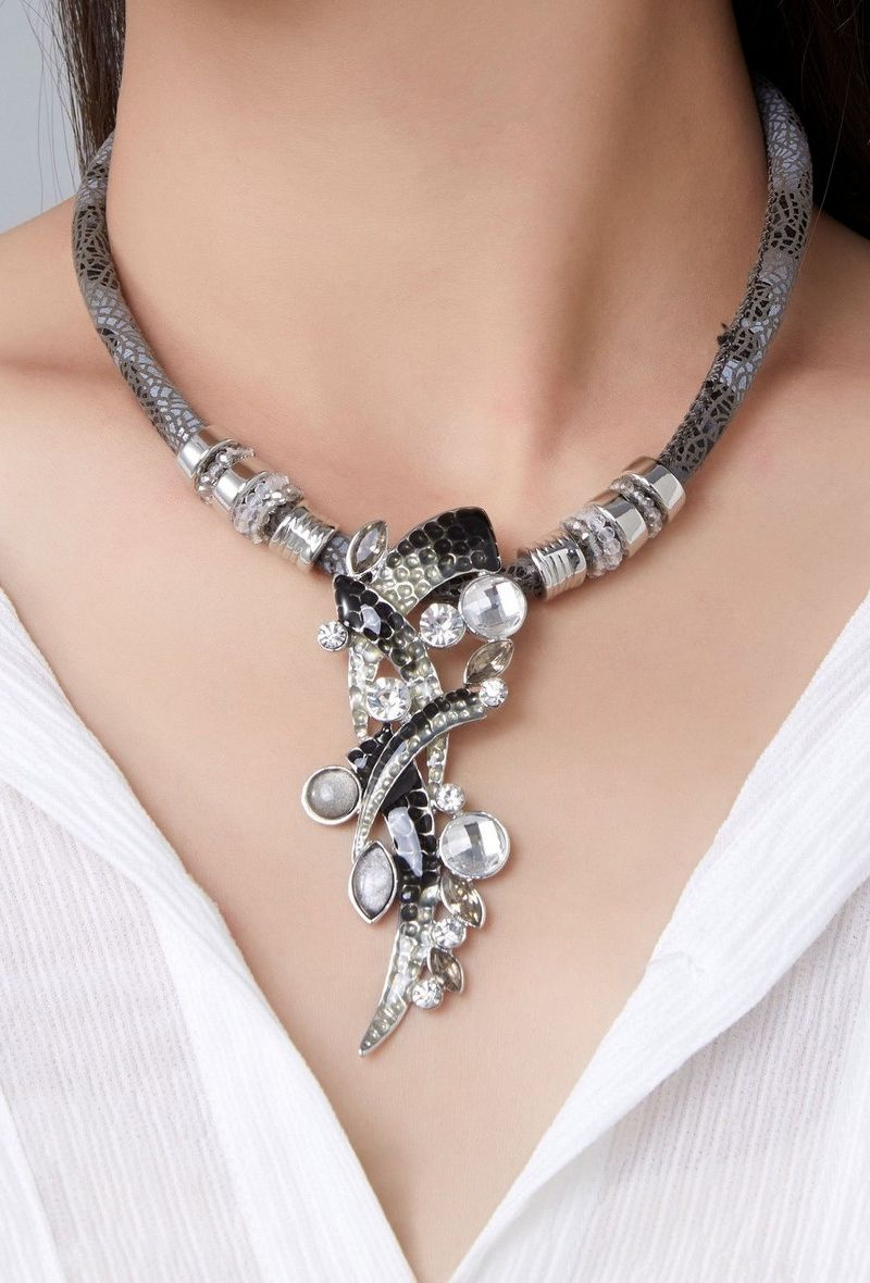 Grossiste BELLE MISS - collier cordon avec pendentif émaillé et cristal