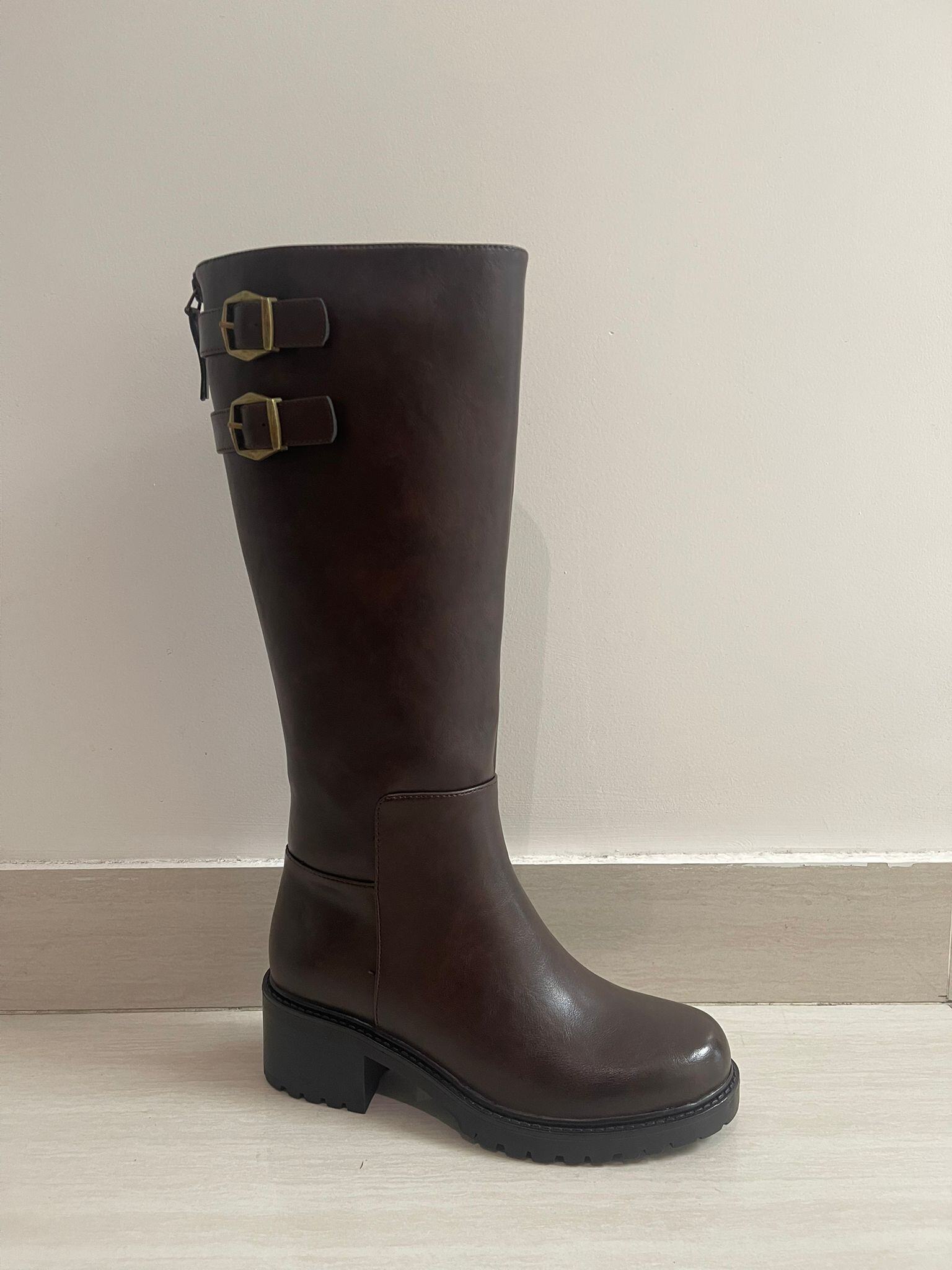 Großhändler Belle Women | Super Mode - Stiefel mit zwei Schnallen an der Seite und dekorativem Reißverschluss hinten