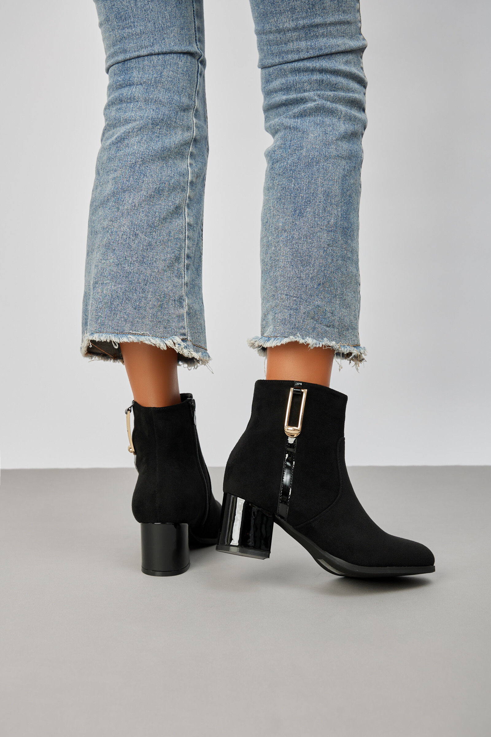 Großhändler Belle Women | Super Mode - Stiefeletten aus Wildlederimitat mit Lackabsatz und seitlicher Schnalle