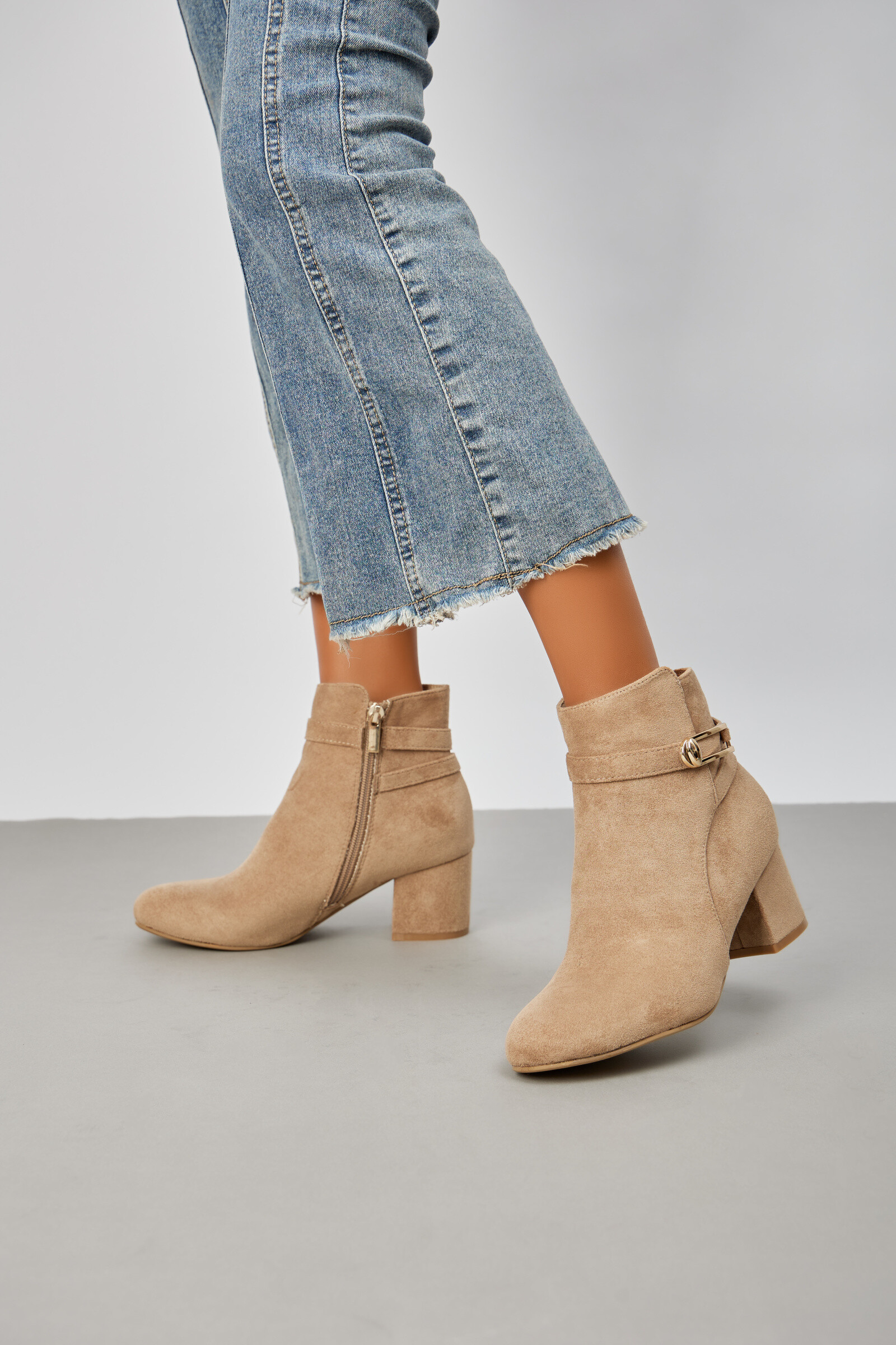 Großhändler Belle Women | Super Mode - Stiefeletten aus Wildlederimitat mit eckigem Absatz und Schnalle