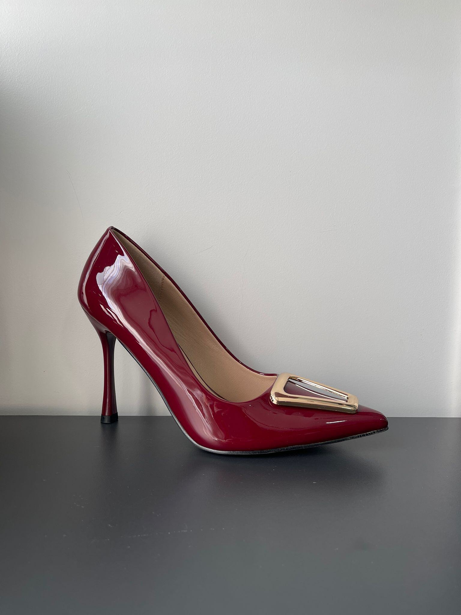 Grossiste Belle Women | Super Mode - Escarpins à talon aiguille vernis avec boucle dorée