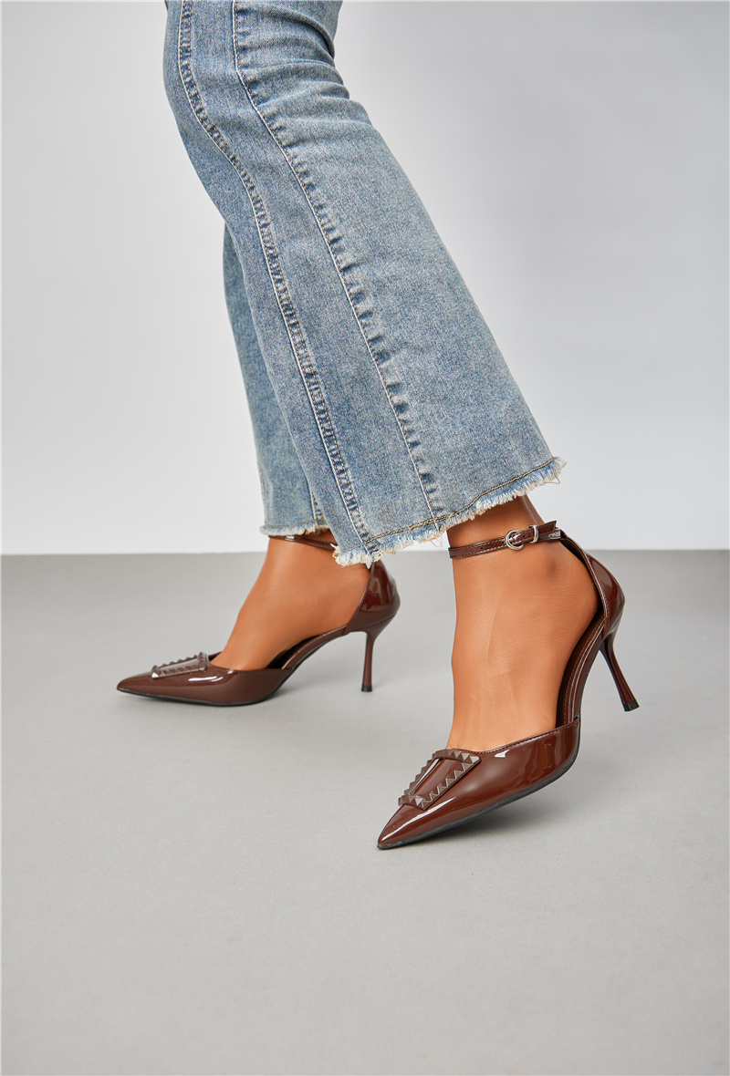 Großhändler Belle Women | Super Mode - Pumps mit Lack-Stiletto-Absatz, Knöchelriemen und Nieten-Details