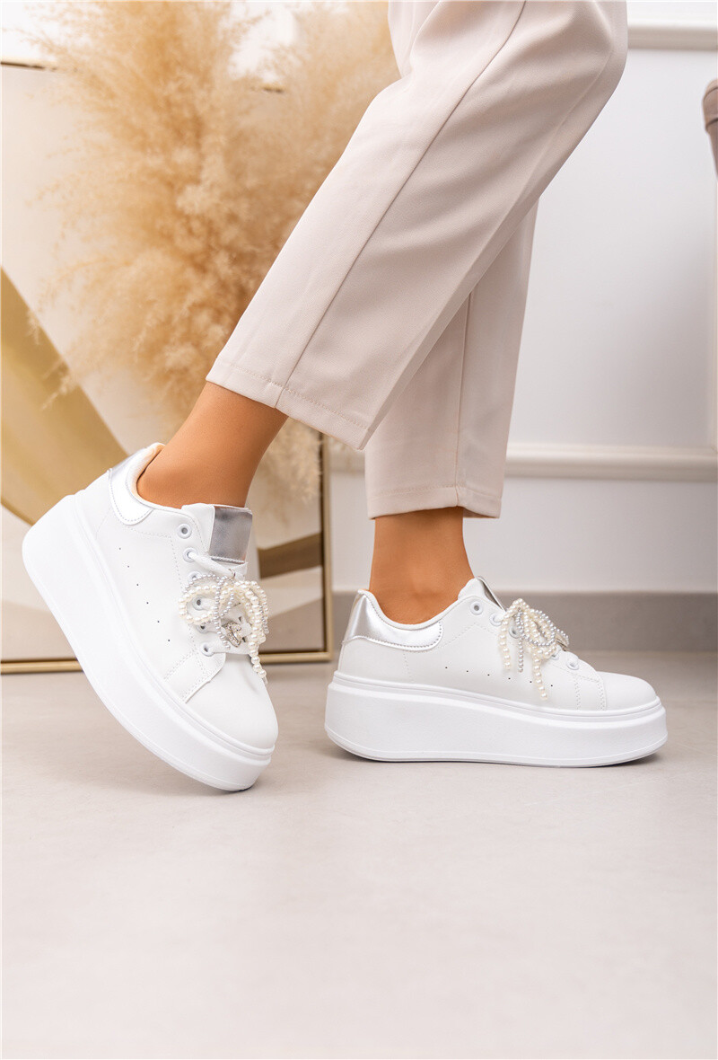 Grossiste Belle Women - Baskets compensées à lacets avec bijoux décoratifs