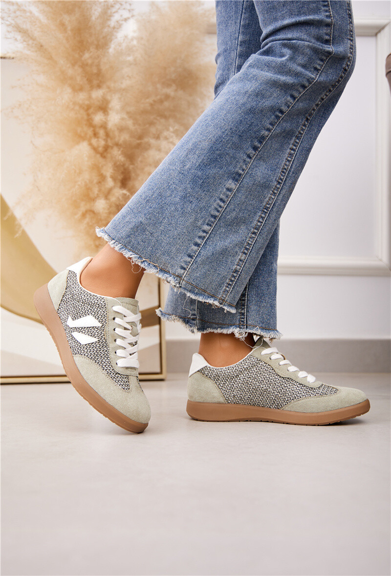 Großhändler Belle Women - Sneaker aus zwei Materialien: Wildleder / Wildleder + geflochten mit Muster und Spitze