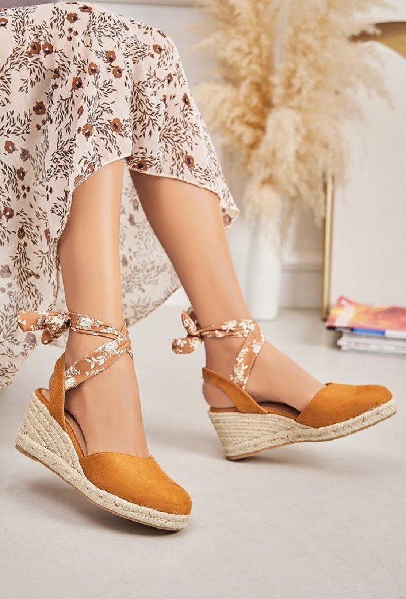 Grossiste Belle Women | Super Mode - Espadrilles compensée avec foulard à motif florale