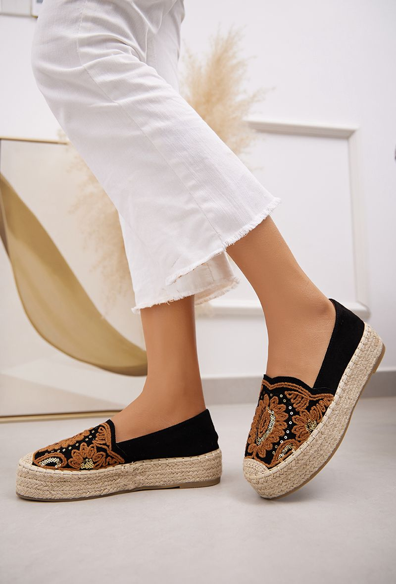 Grossiste Belle Women - Espadrille compensée avec motif florale brodée