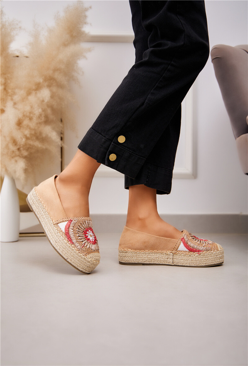 Grossiste Belle Women - Espadrilles compensées tressées avec motif florale