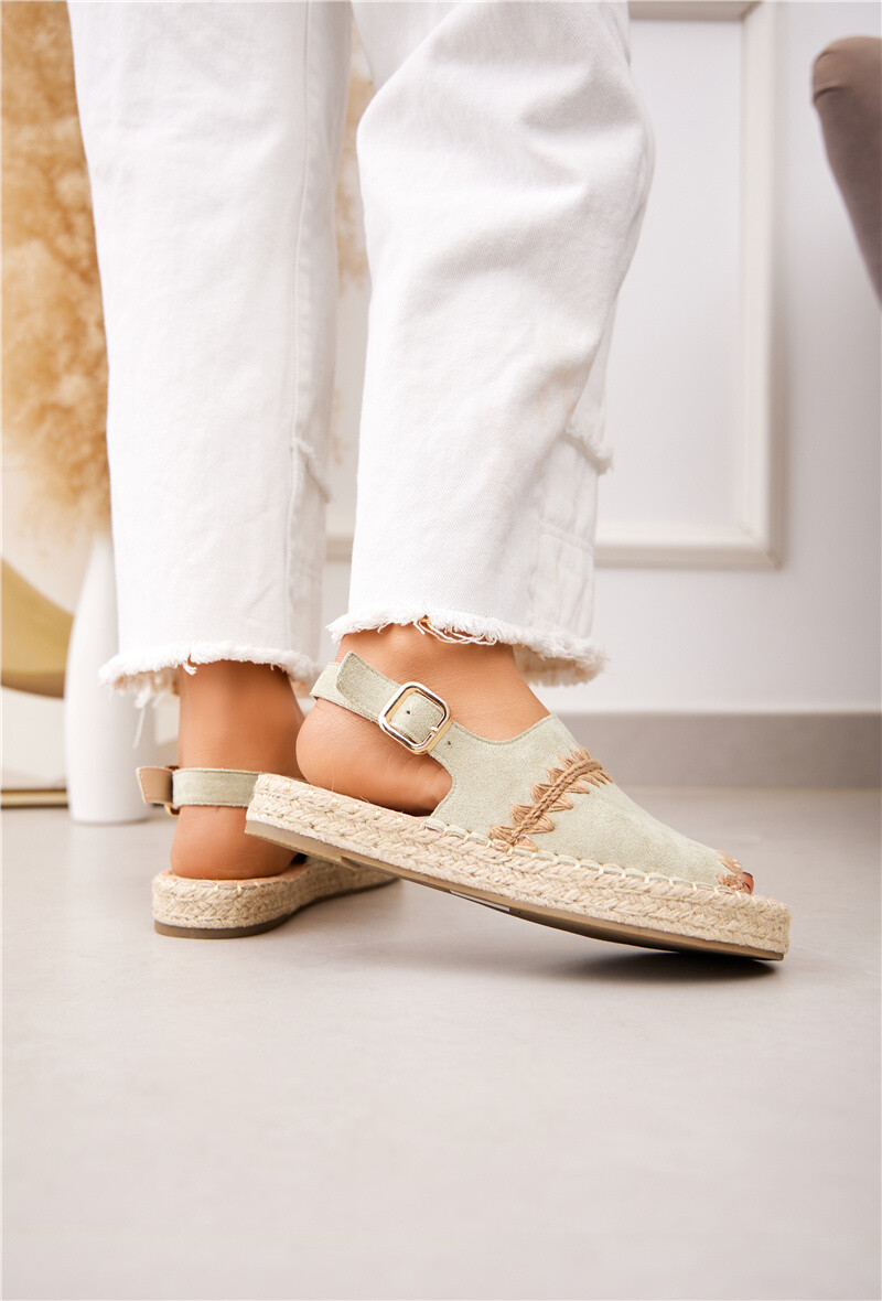 Grossiste Belle Women - Sandales style espadrilles avec broderie